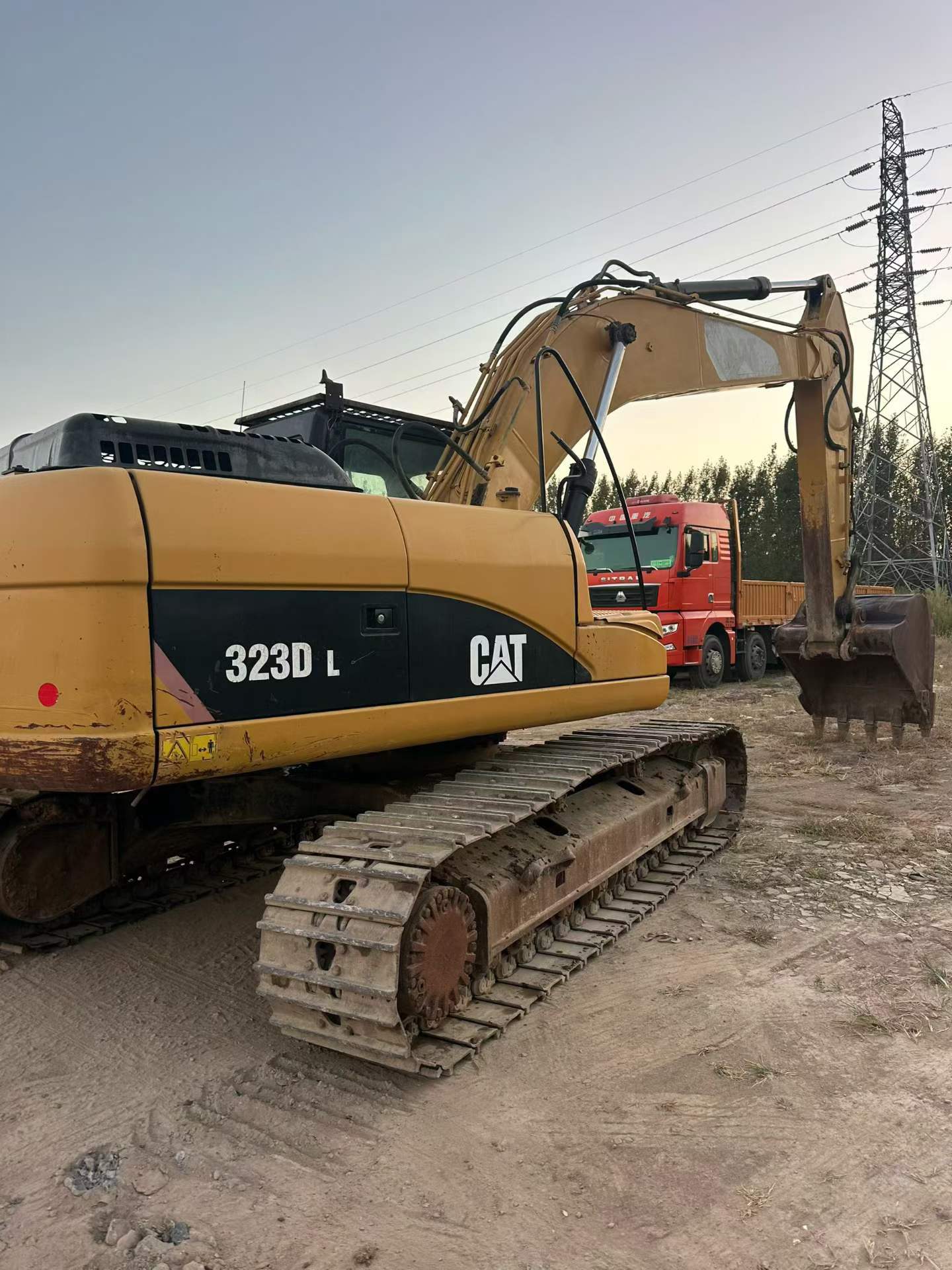 Compre Excavadora Caterpillar 323DL Usada / 3
