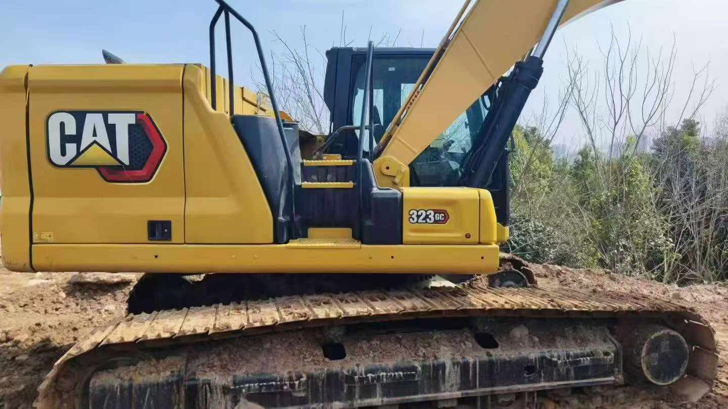 شراء Caterpillar 323 مستعمل حفارة