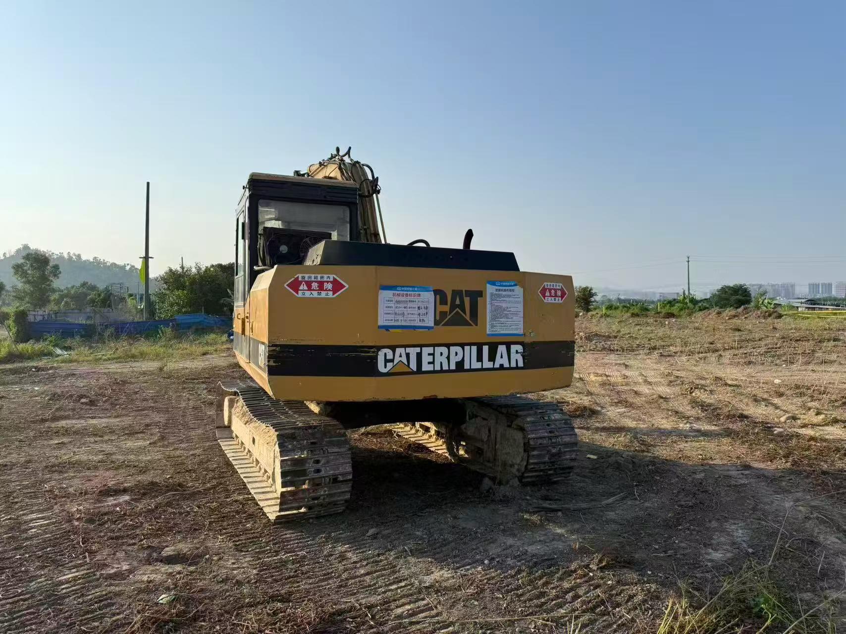 Compre Escavadeira Caterpillar E120B Usada / 2 Compre Escavadeira Caterpillar E120B Usada / 2
