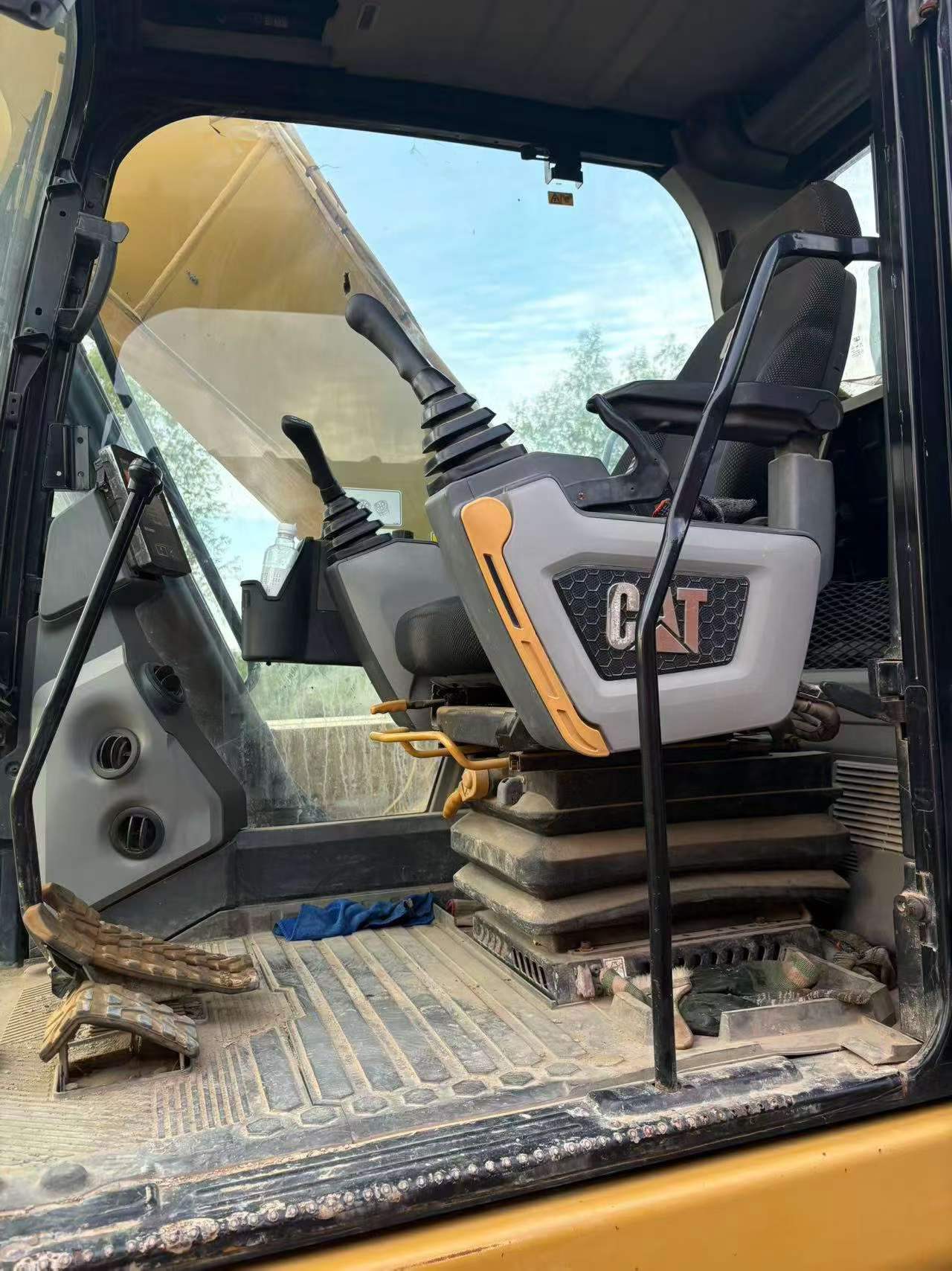 Compre Excavadora Caterpillar 320DGC Usada / 9