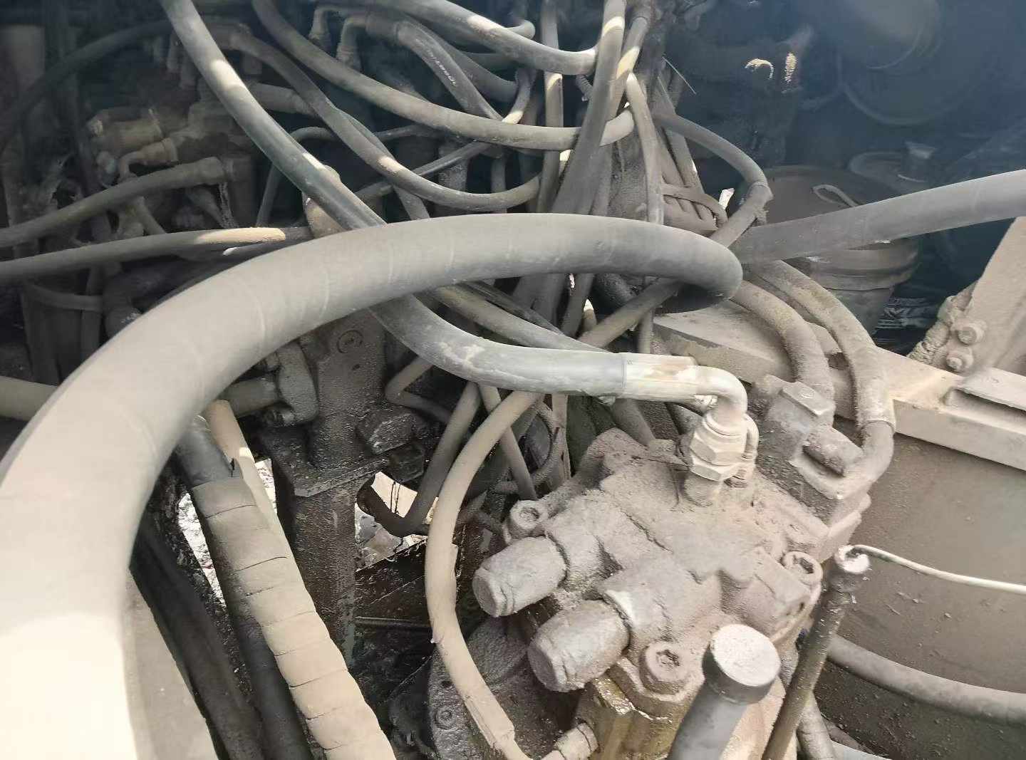 شراء حفارة Hitachi ZW250 مستعملة / 3
