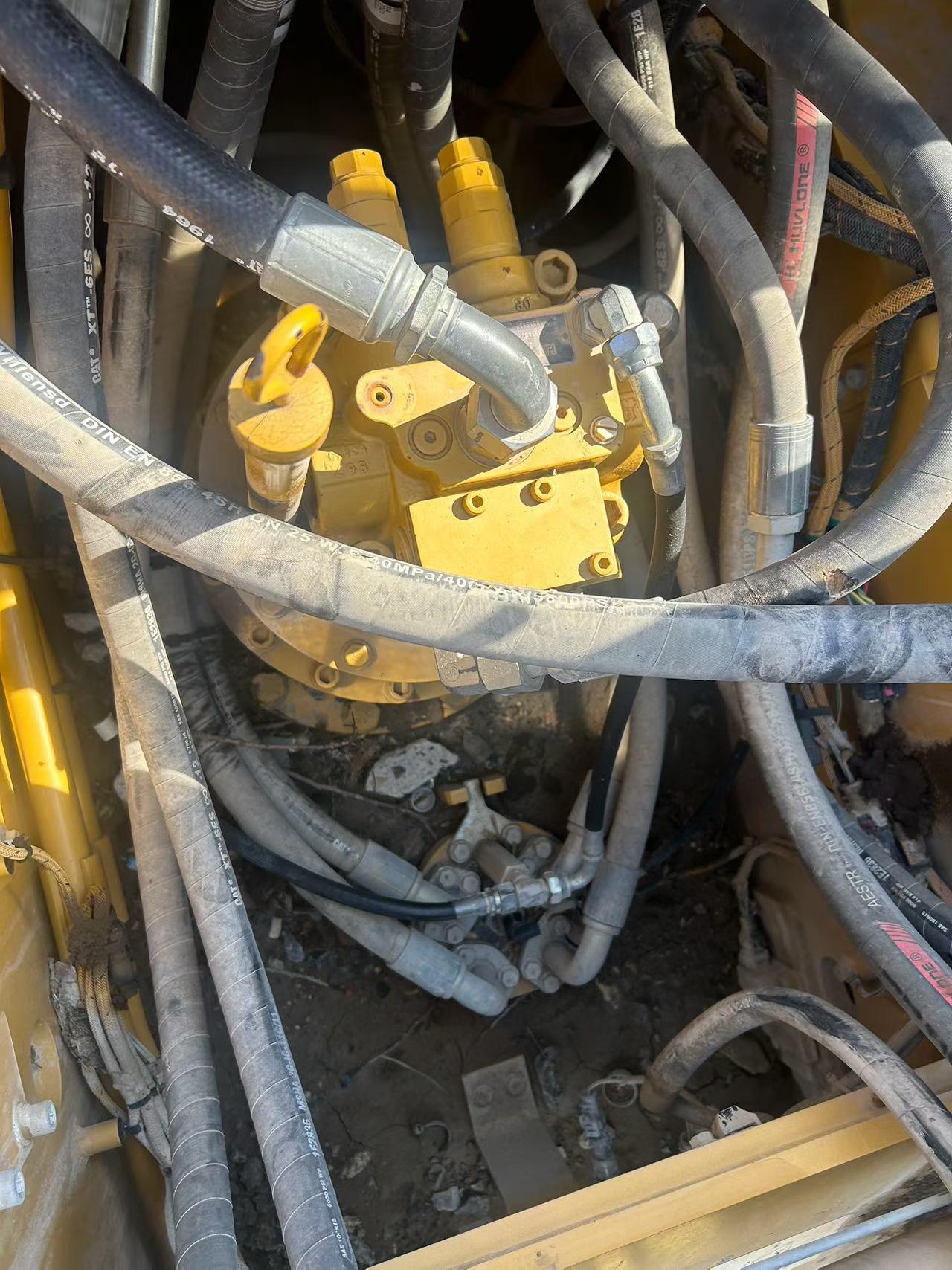 شراء حفارة Caterpillar 323 مستعملة / 3
