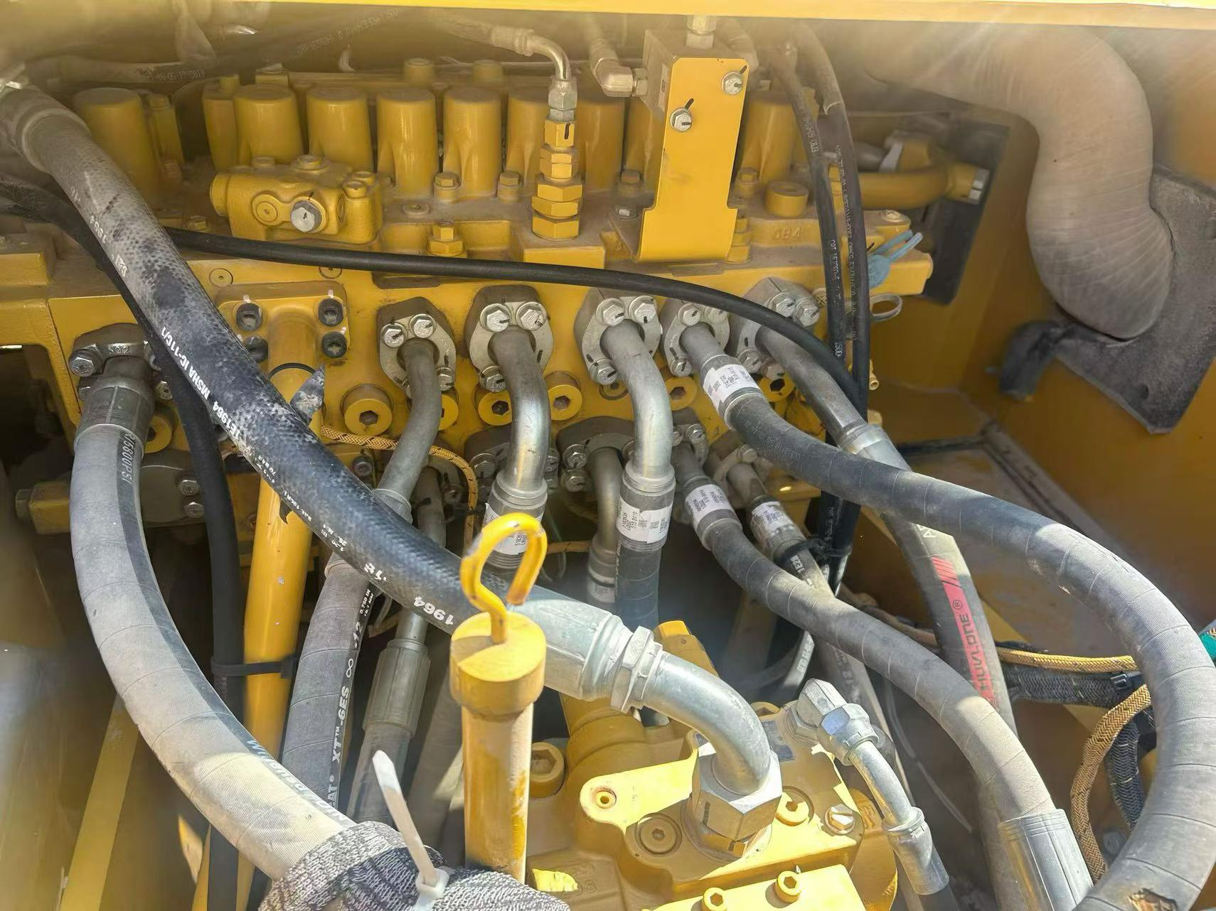 شراء حفارة Caterpillar 323 مستعملة / 9