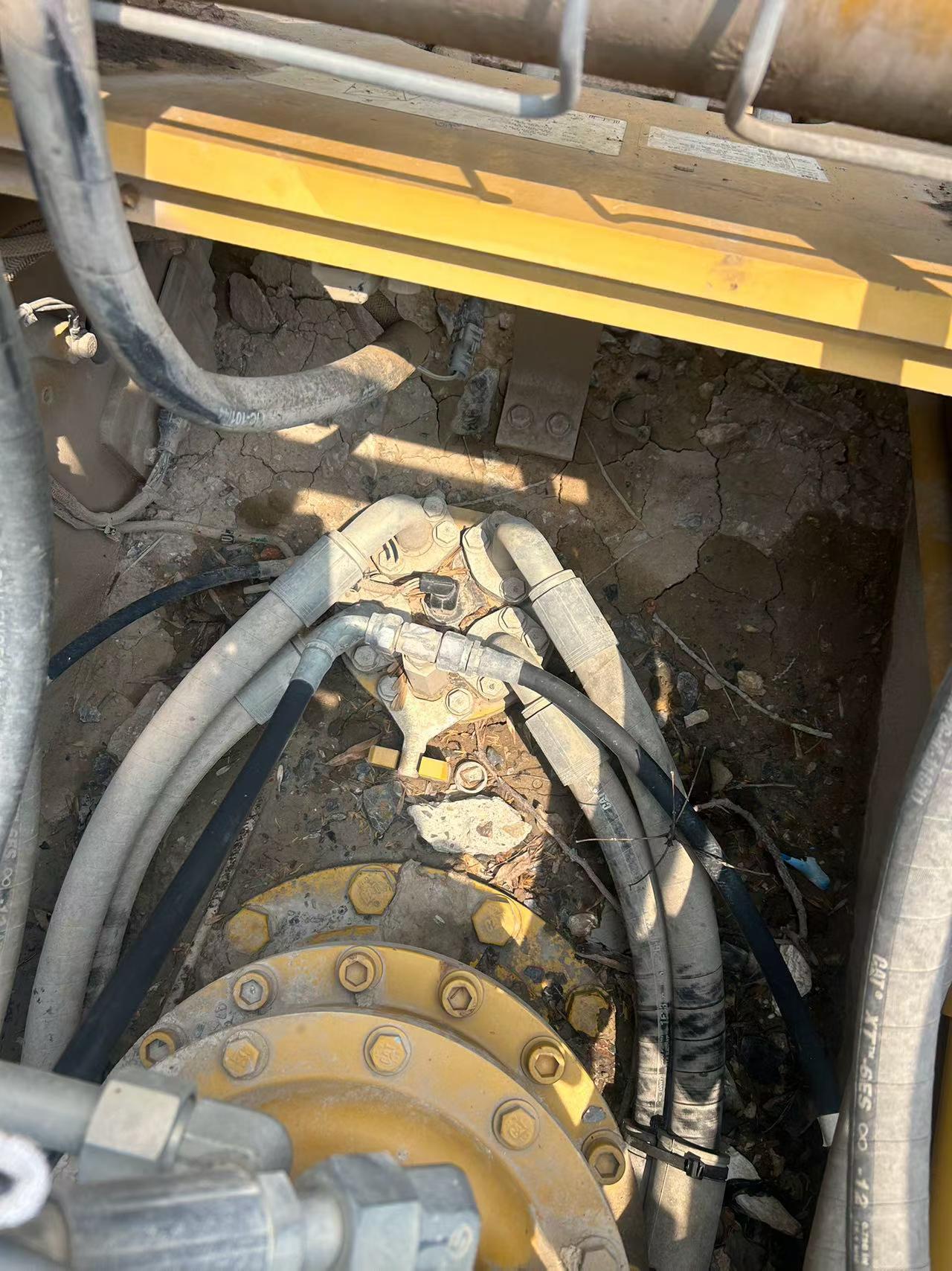 شراء حفارة Caterpillar 323 مستعملة / 2