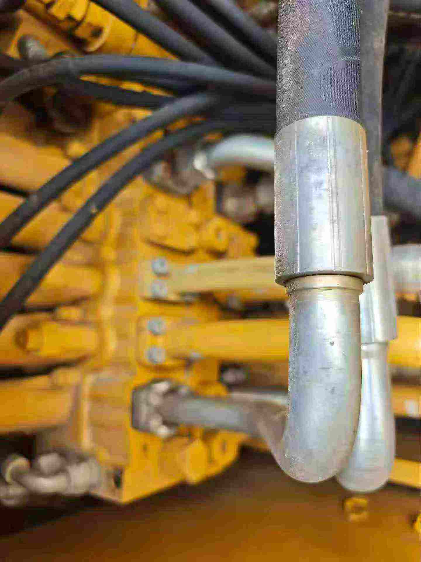 شراء حفارة Caterpillar 323 مستعملة / 4