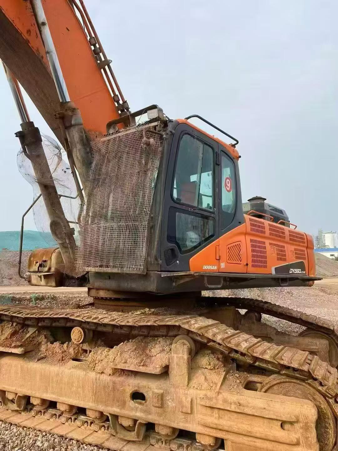 Compre Excavadora Doosan DX520LC Usada / 3