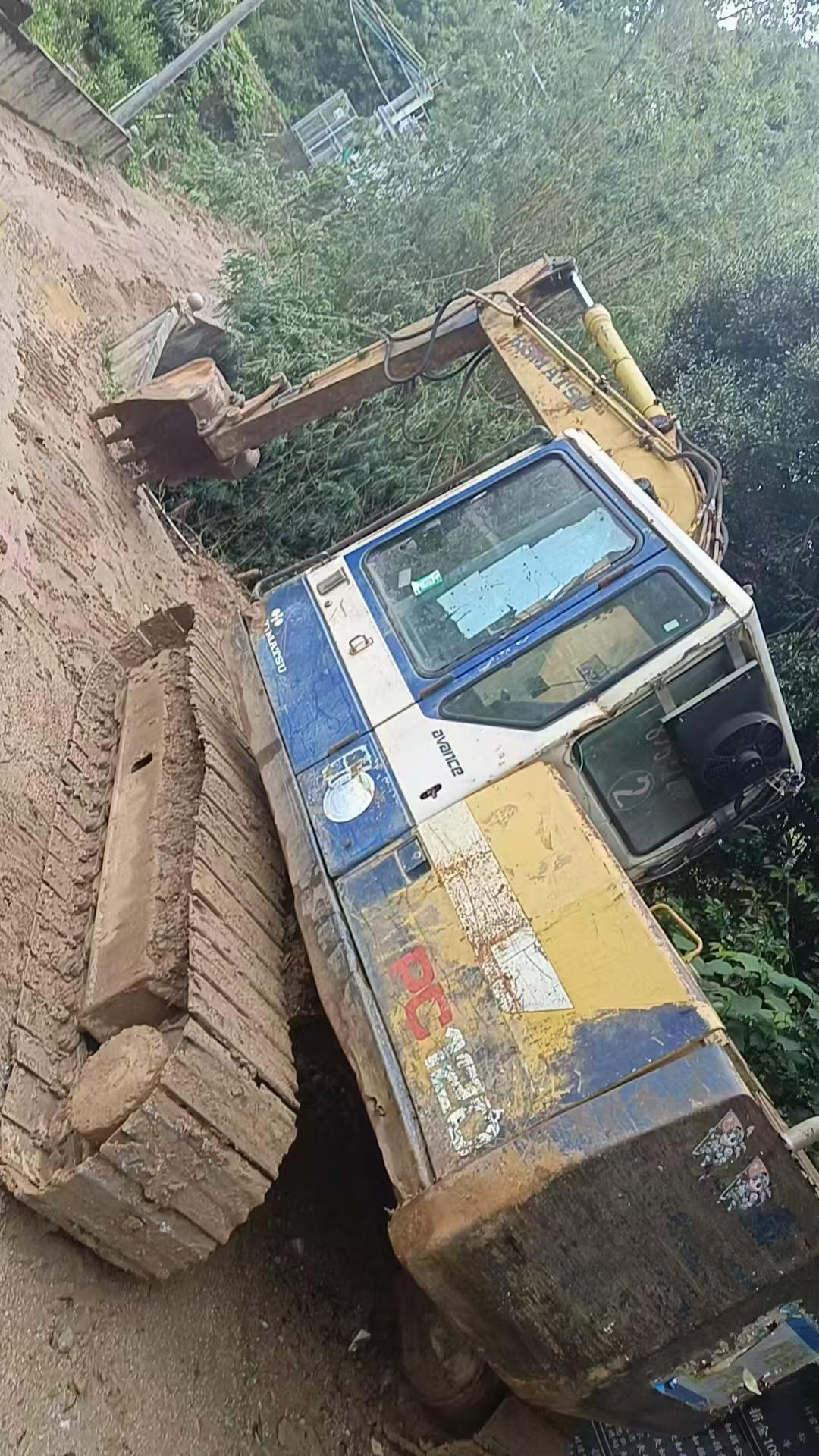 Compre Excavadora Komatsu PC120-5 Usada / 2