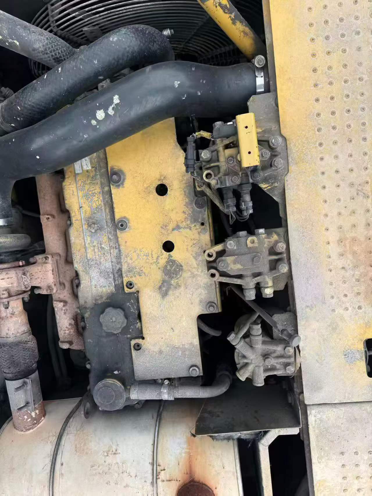 شراء حفارة Caterpillar 323 مستعملة / 5
