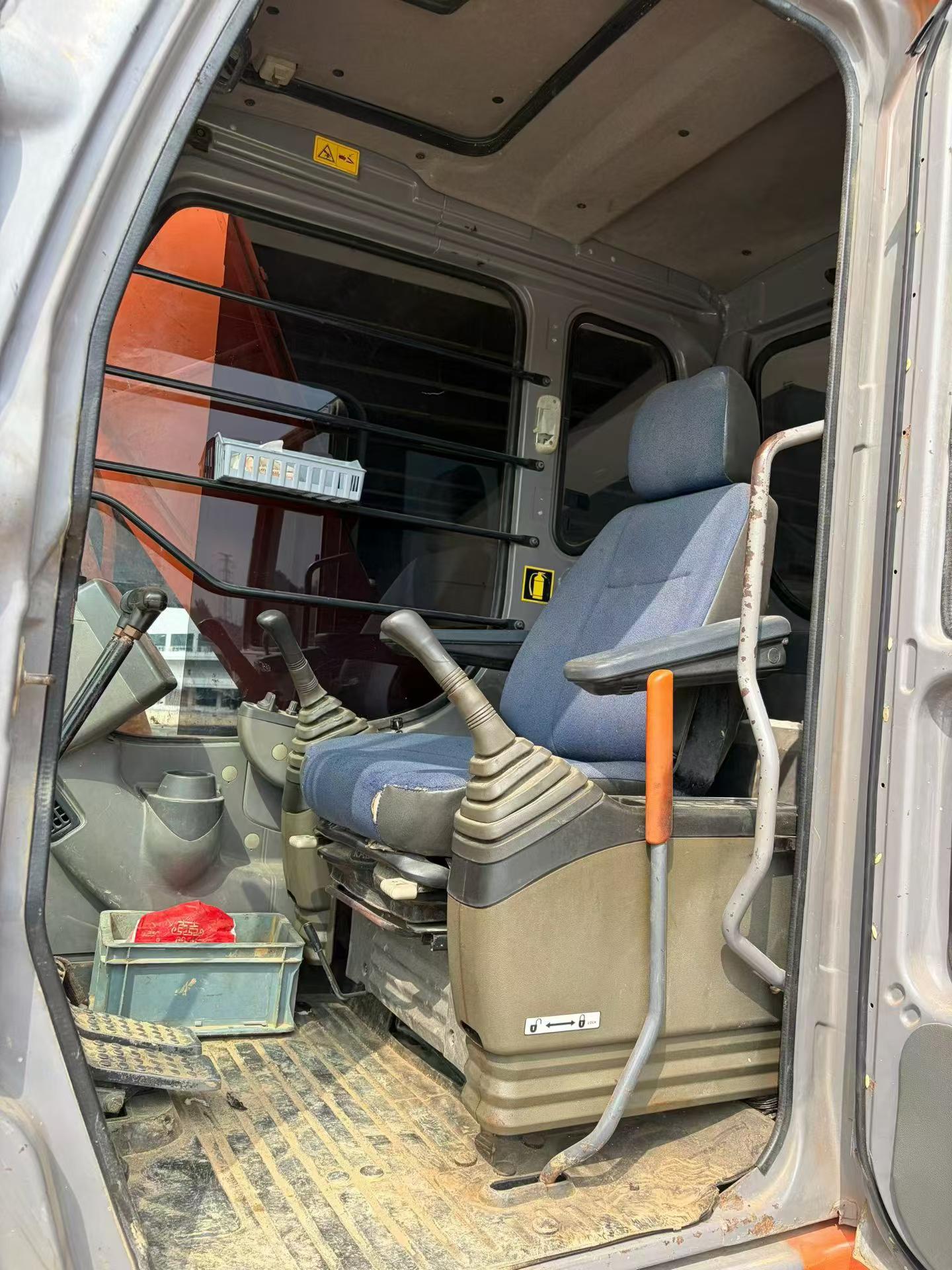 شراء حفارة Hitachi EX120-6 مستعملة / 3