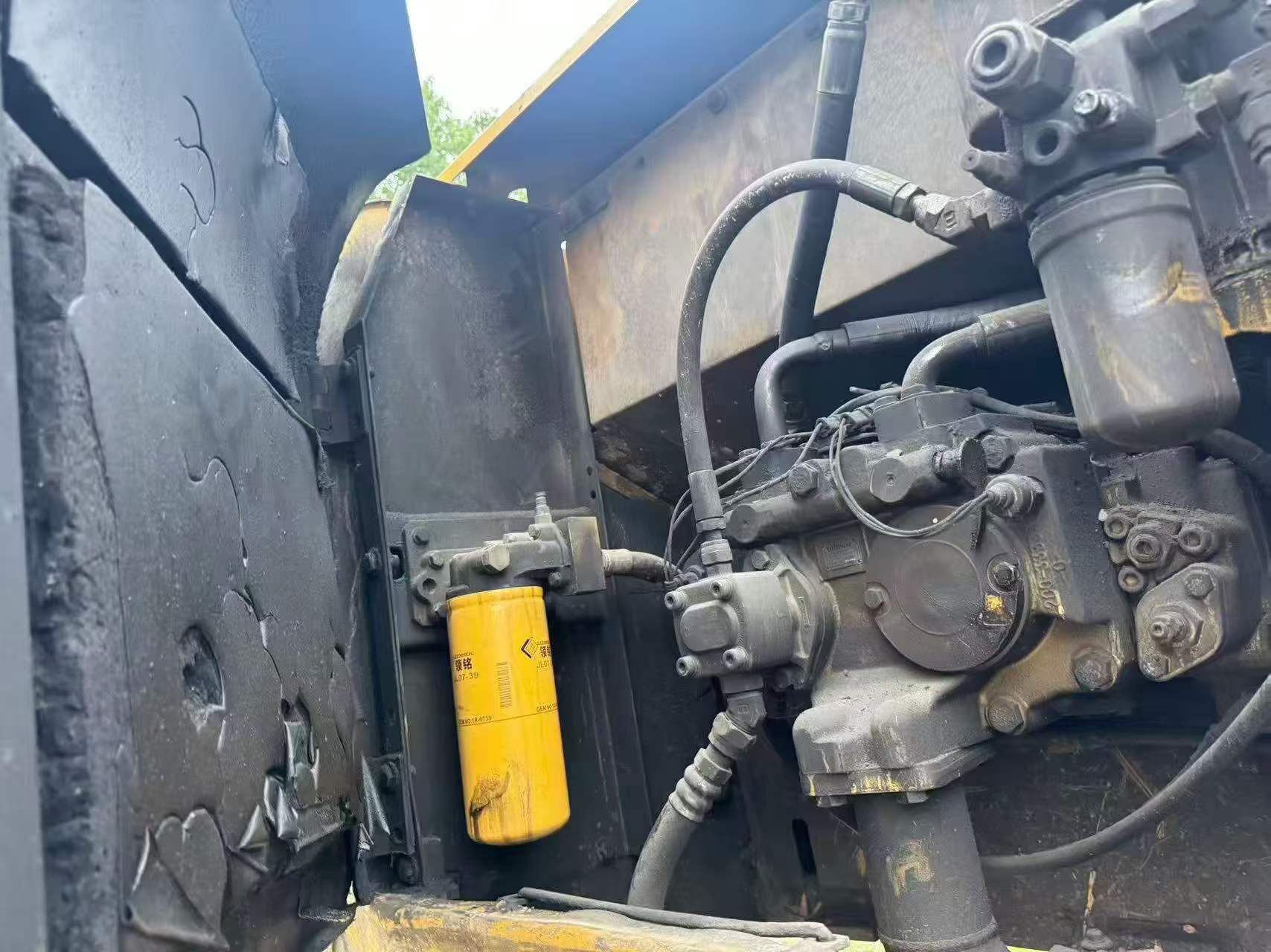 شراء حفارة Caterpillar 323 مستعملة / 4