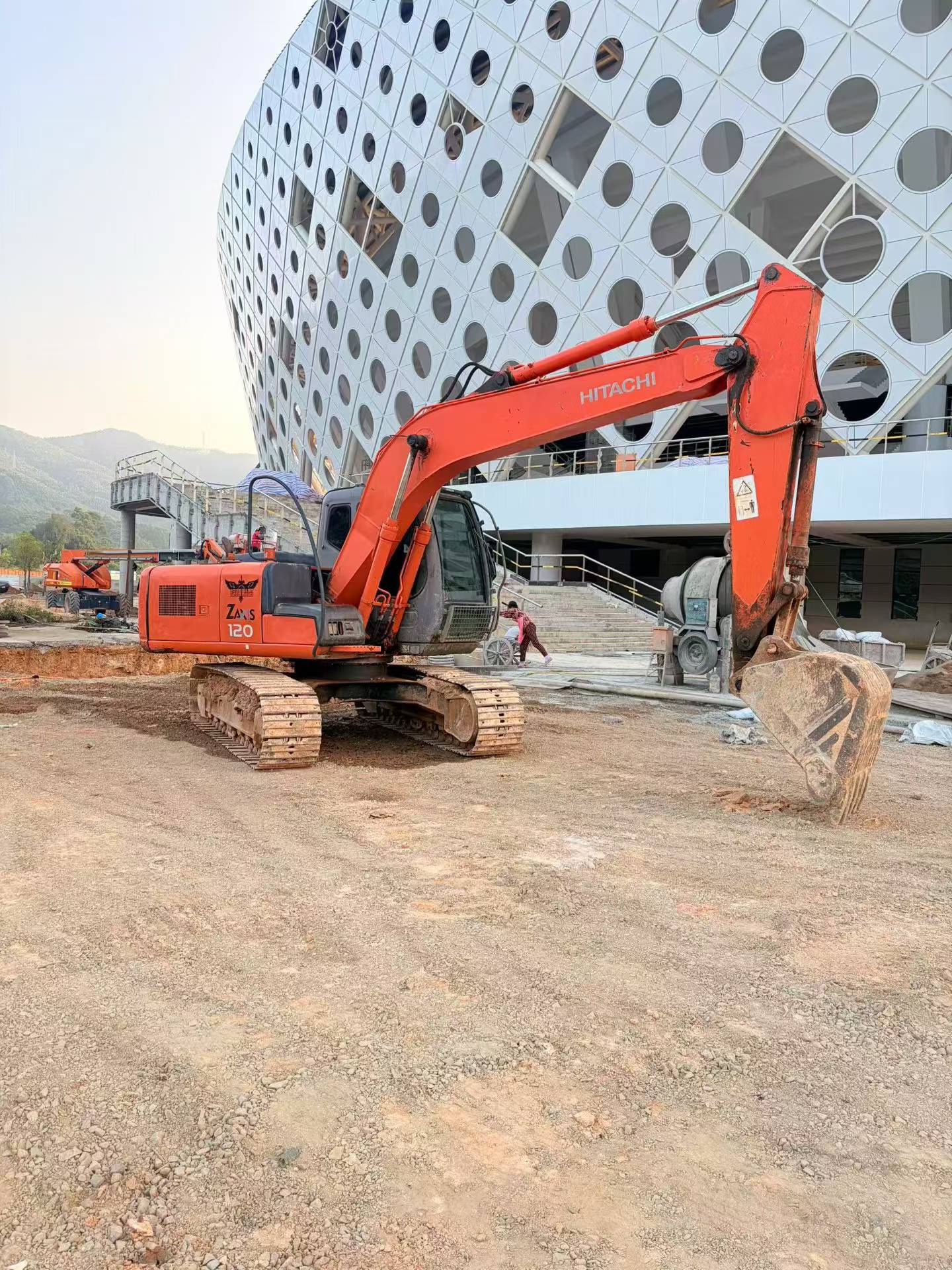 شراء حفارة Hitachi EX120-6 مستعملة / 2