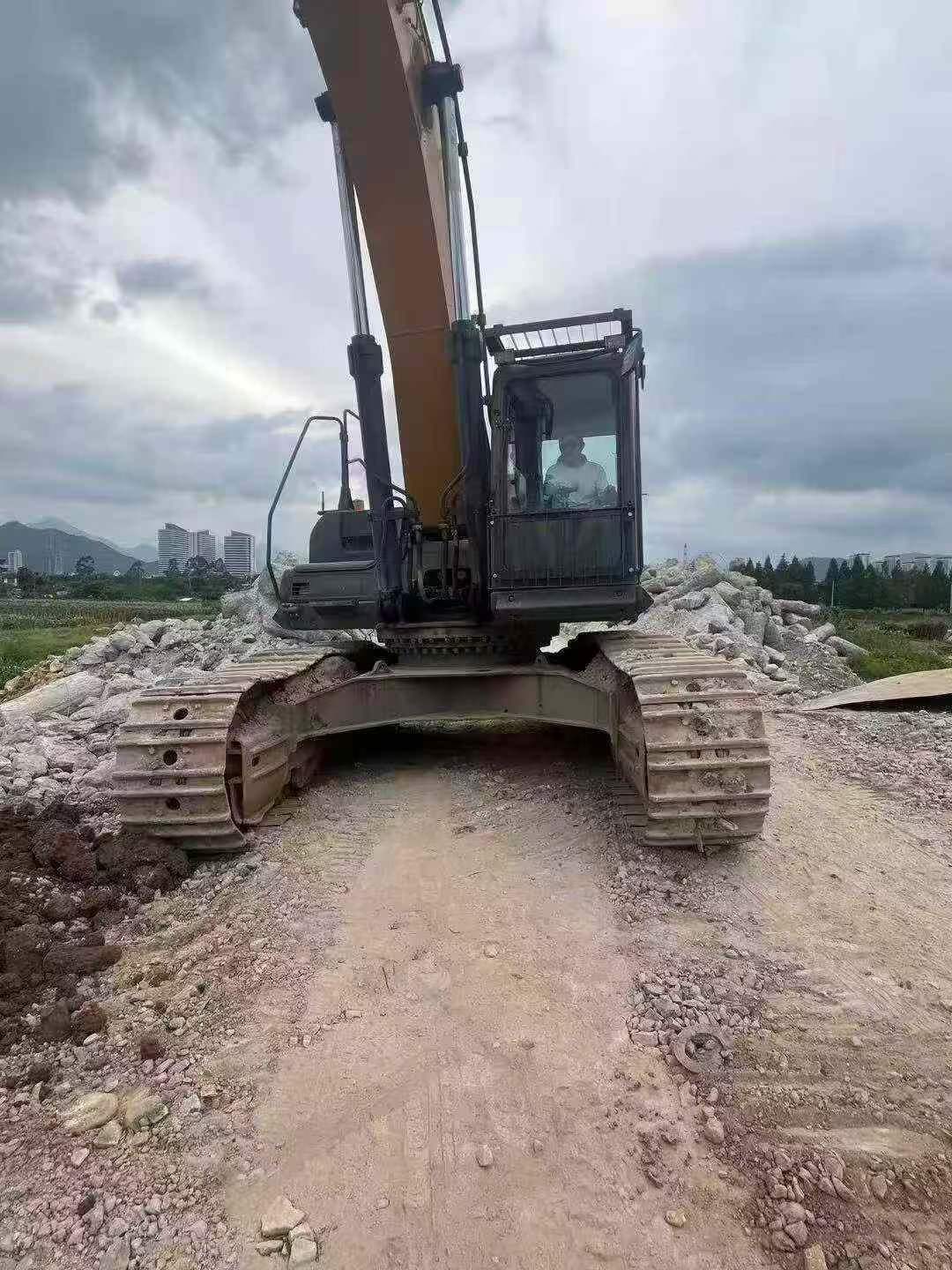 Compre Excavadora XCMG XE400DK Usada / 7