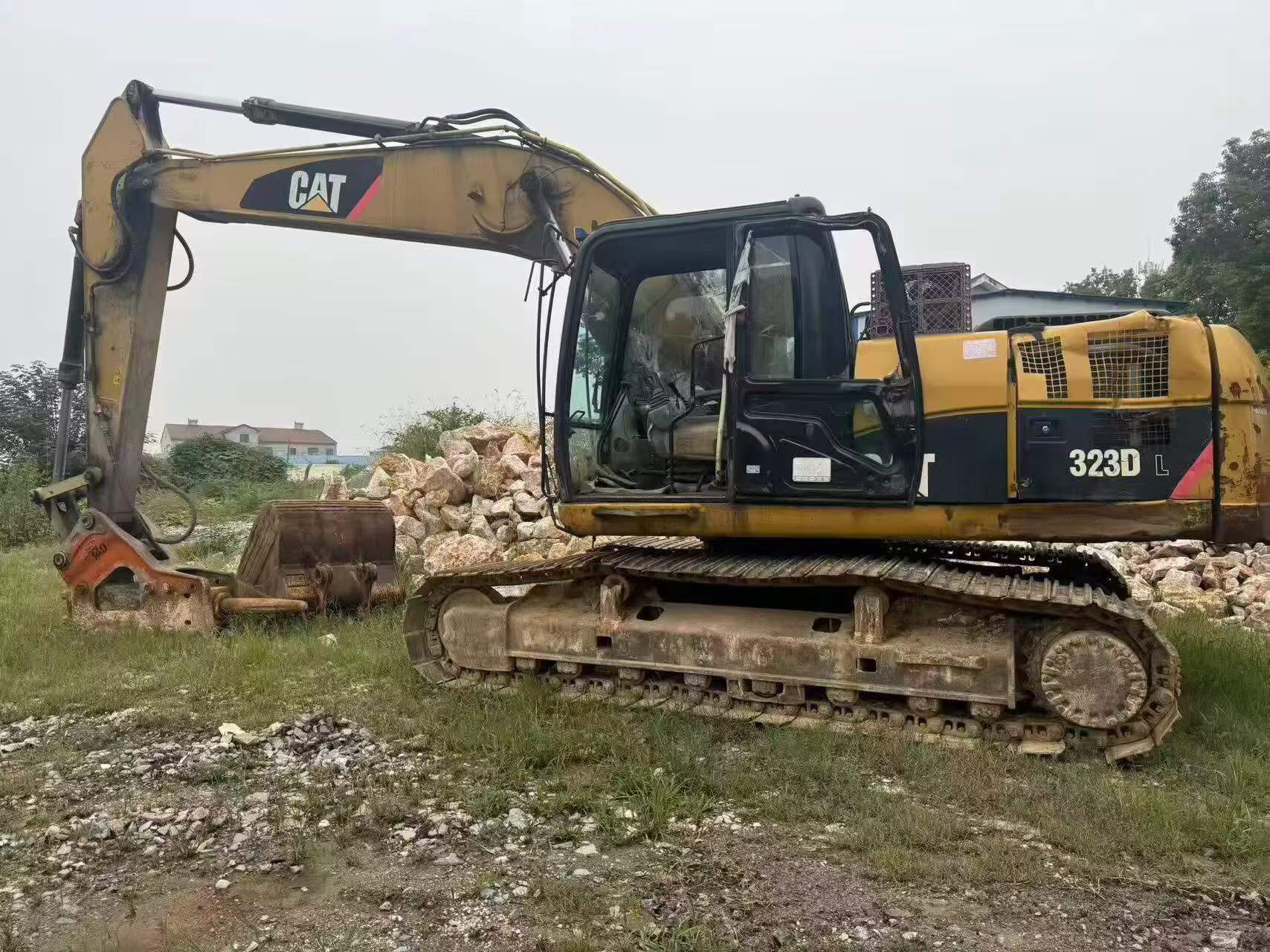 شراء حفارة Caterpillar 323 مستعملة / 2