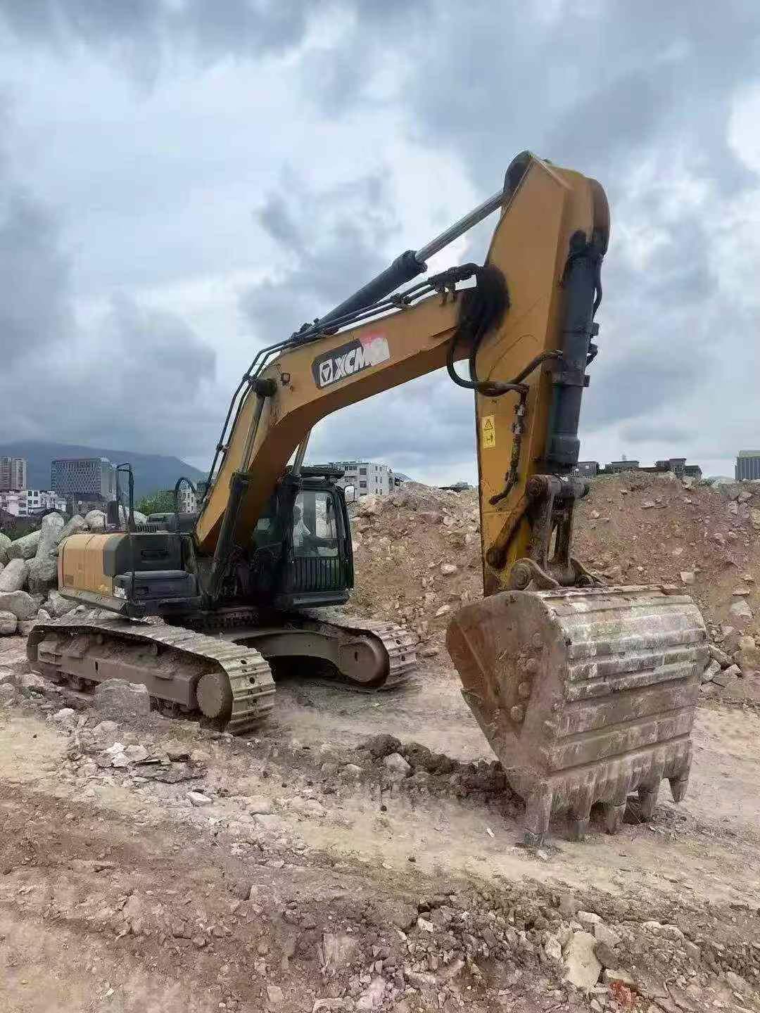 Compre Excavadora XCMG XE400DK Usada / 3