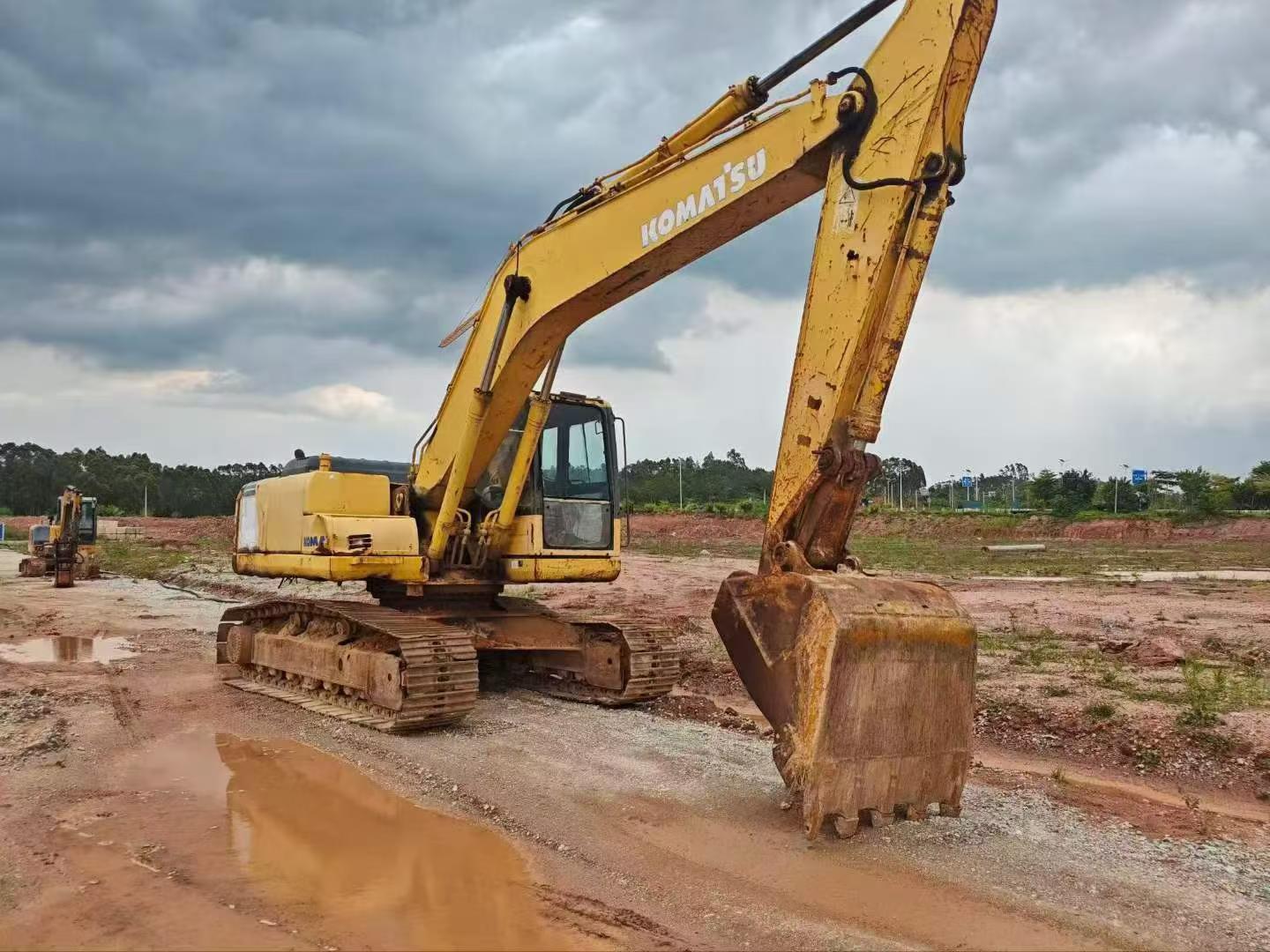 Купить Подержанный Экскаватор Komatsu PC200 / 3