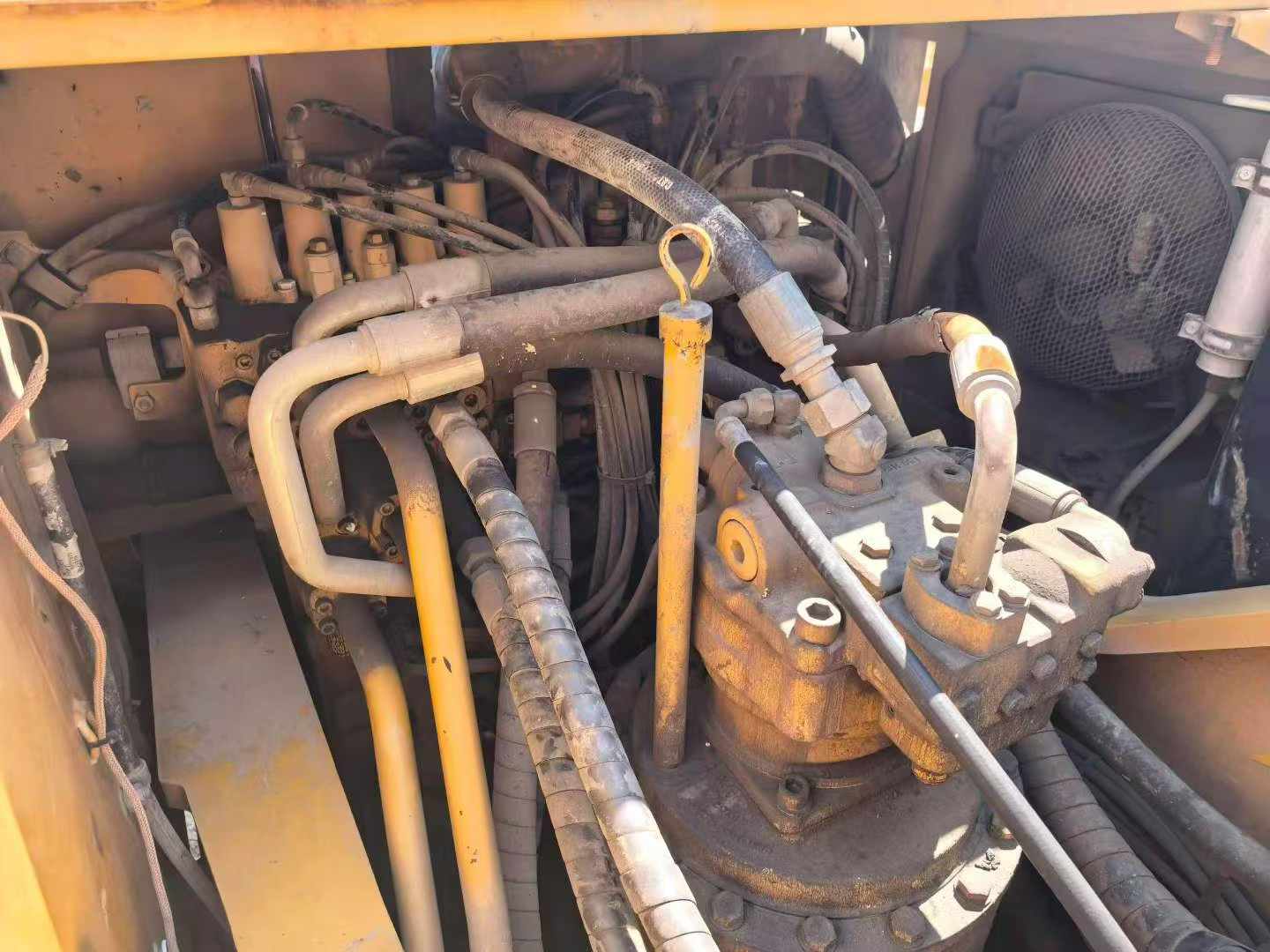 شراء حفارة Caterpillar 329D مستعملة / 4