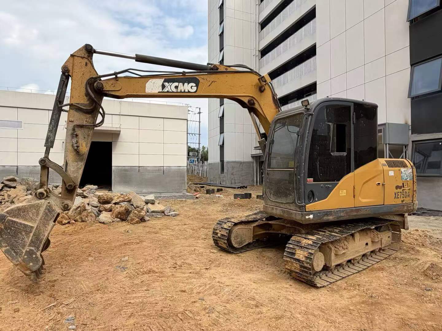 شراء حفارة XCMG XE75C مستعملة / 3