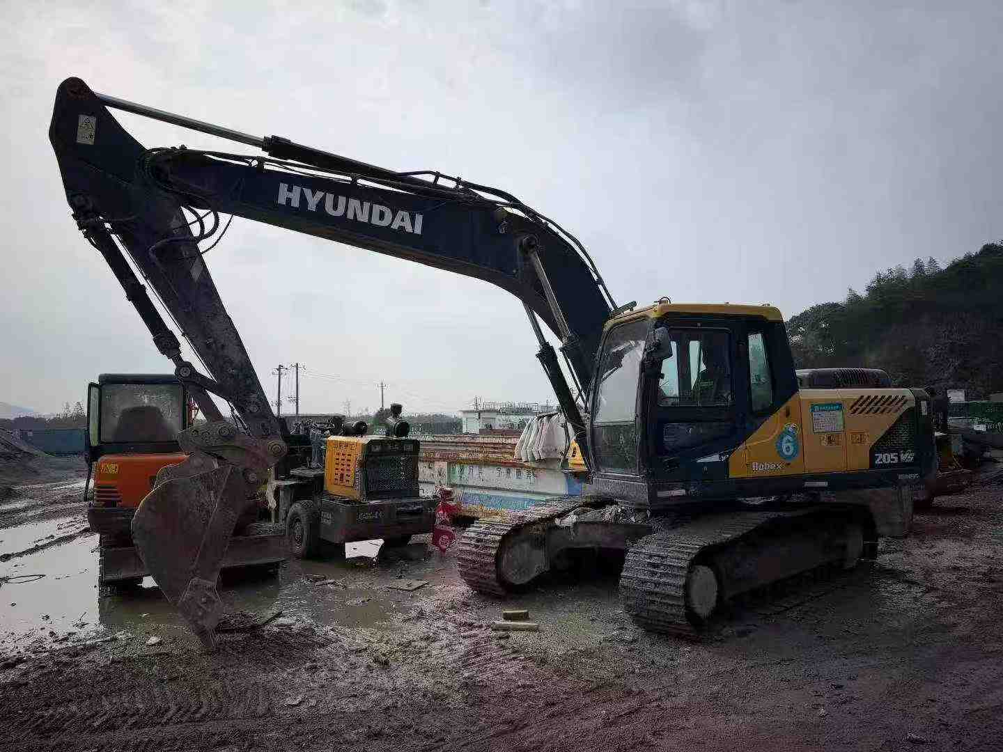 شراء حفارة Hyundai R205VS مستعملة / 2