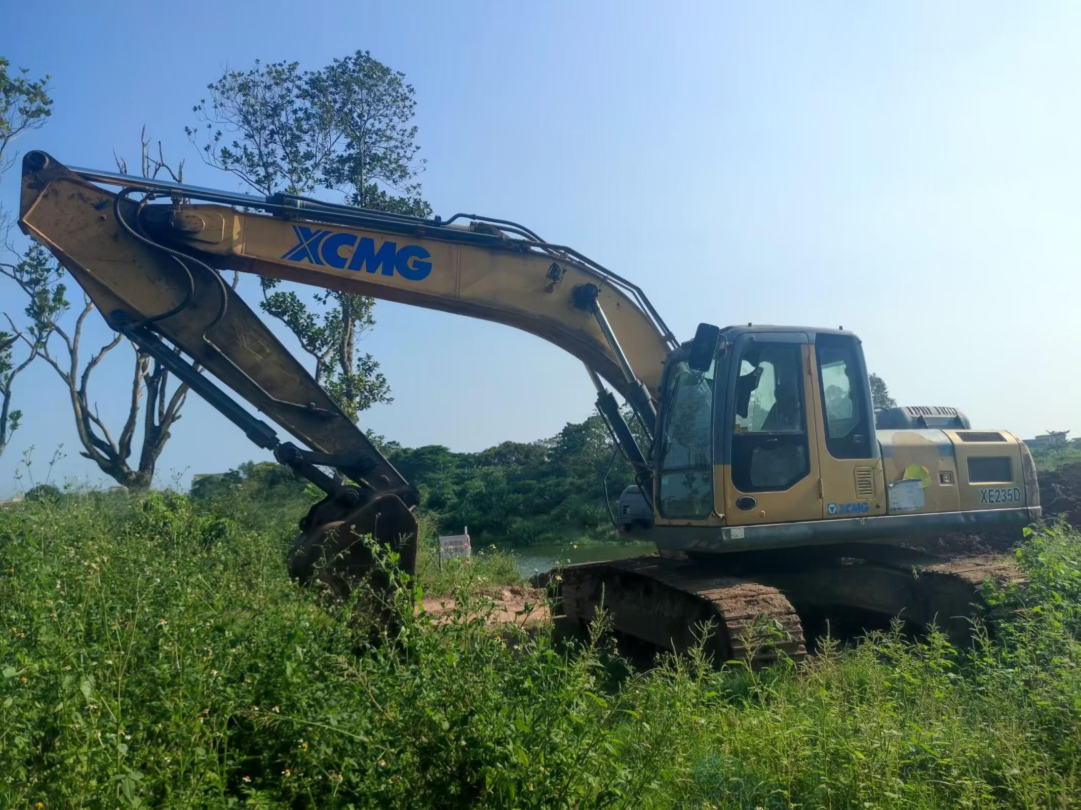 Compre Excavadora XCMG XE215 Usada / 4