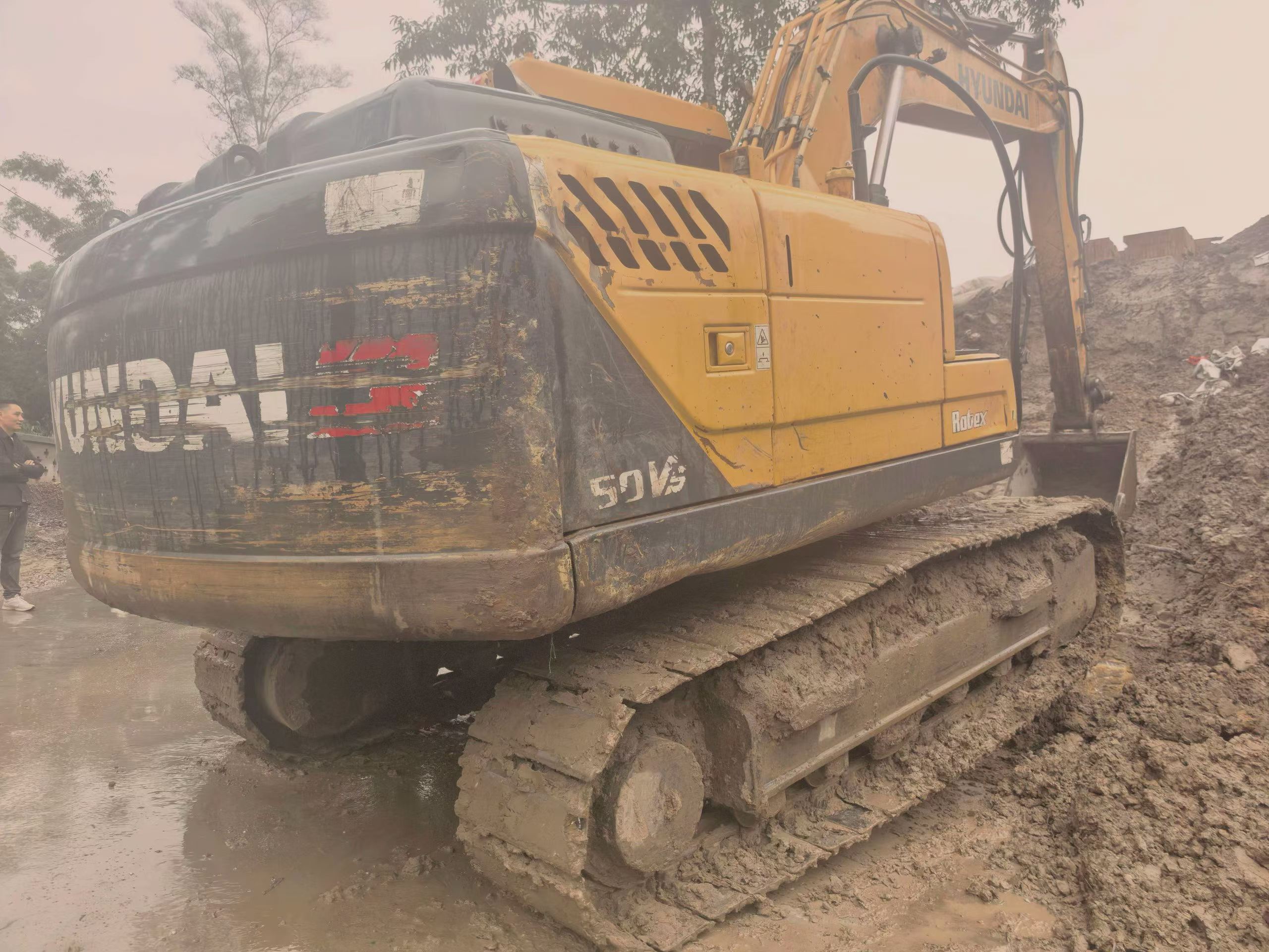 Compre Excavadora Hyundai R130W Usada / 2