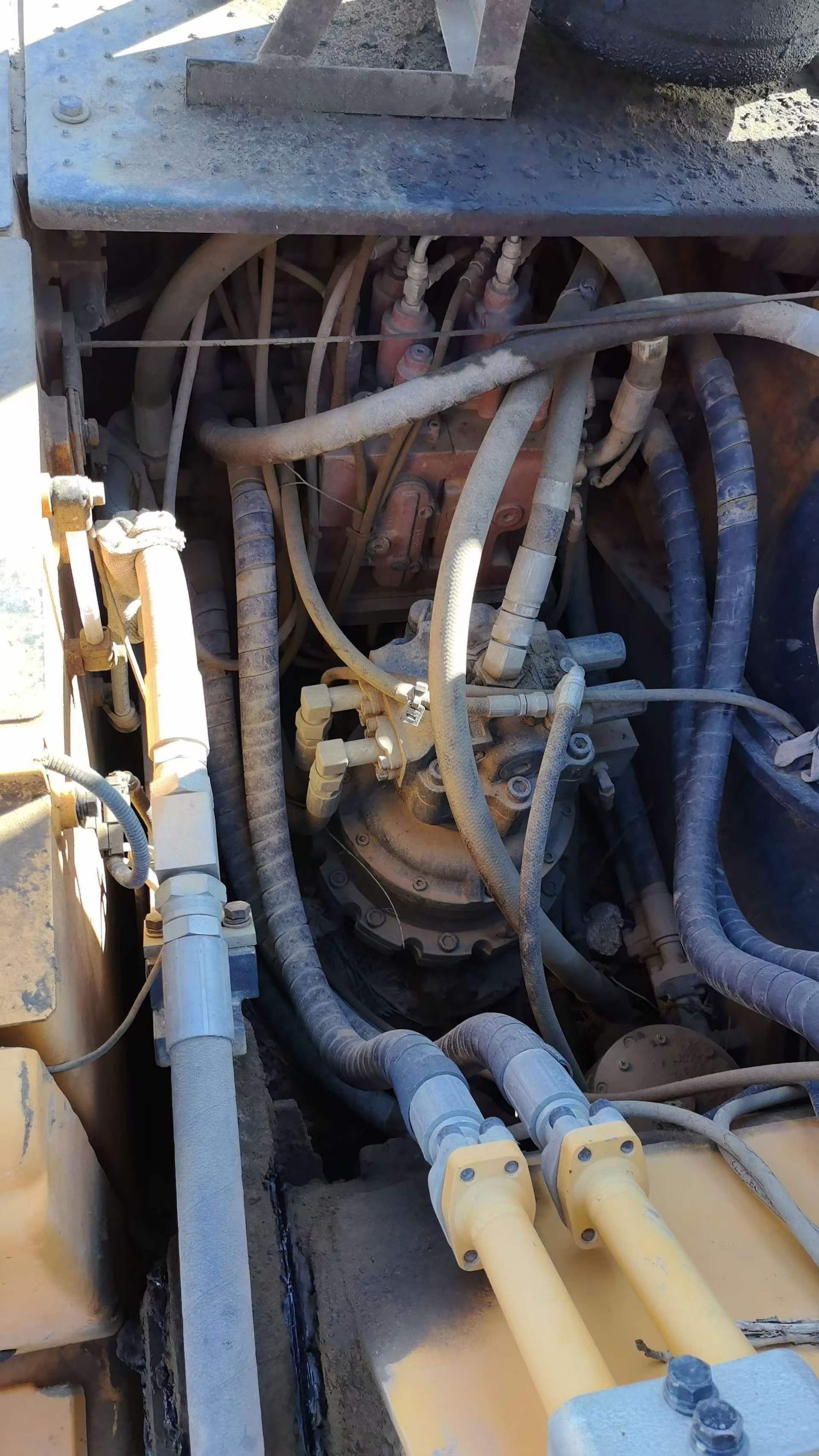 Compre Escavadeira Hyundai R210W Usada / 3