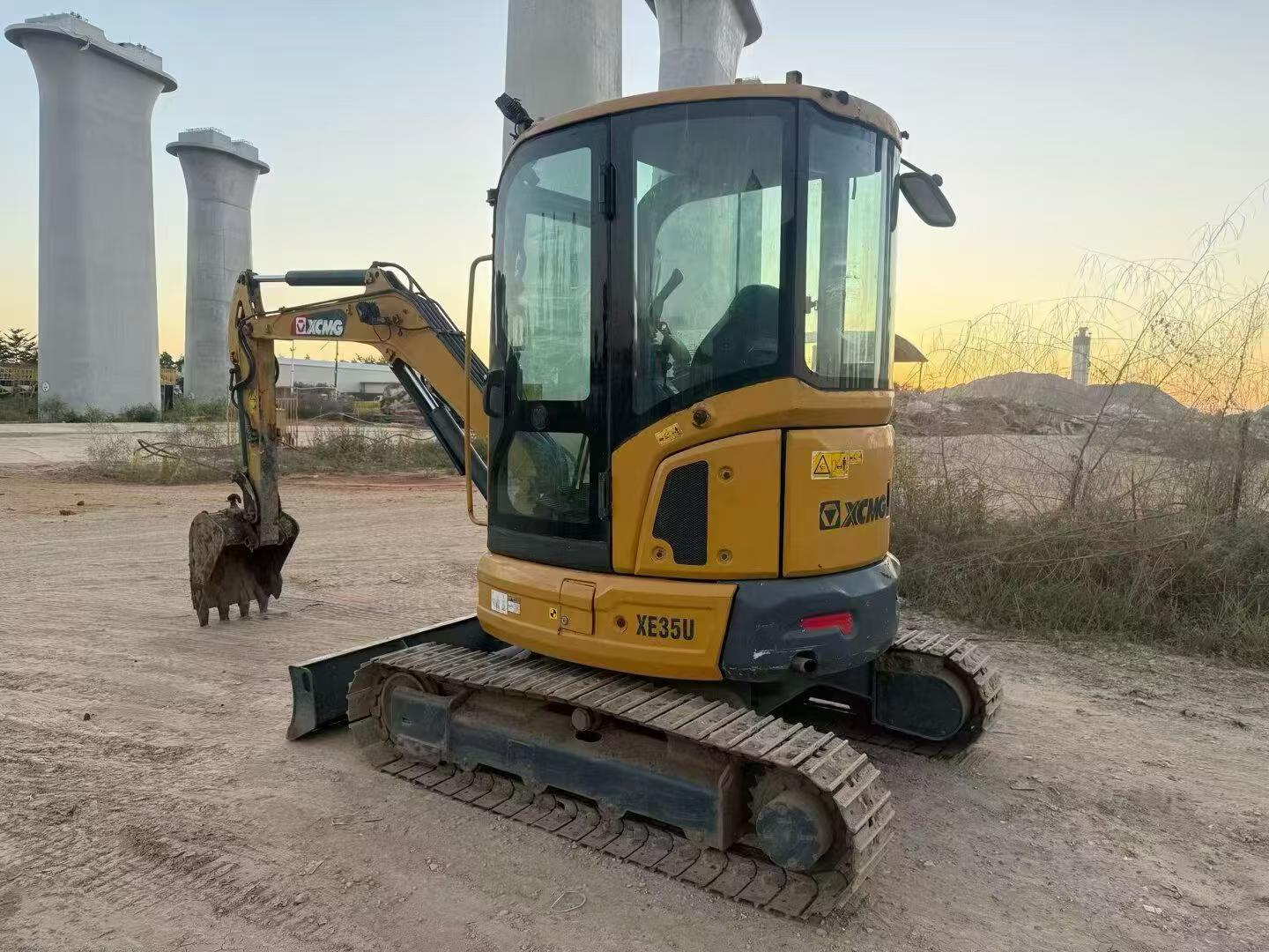 Compre Escavadeira XCMG XE35U Usada / 9