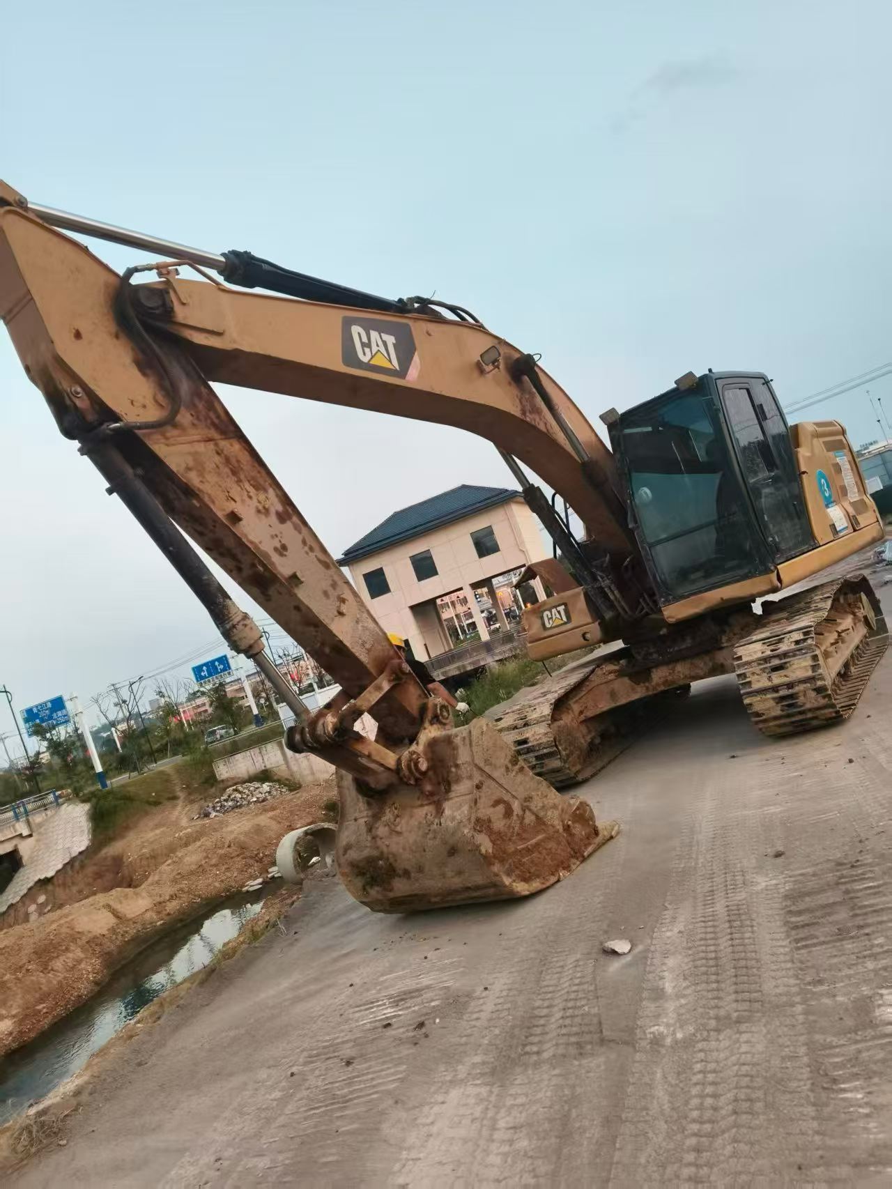 شراء حفارة Caterpillar 320A مستعملة / 2