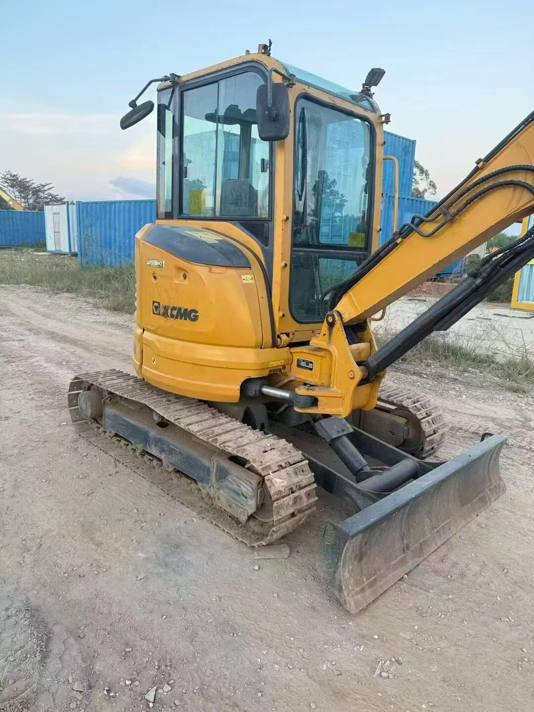 Compre Escavadeira XCMG XE35U Usada / 2