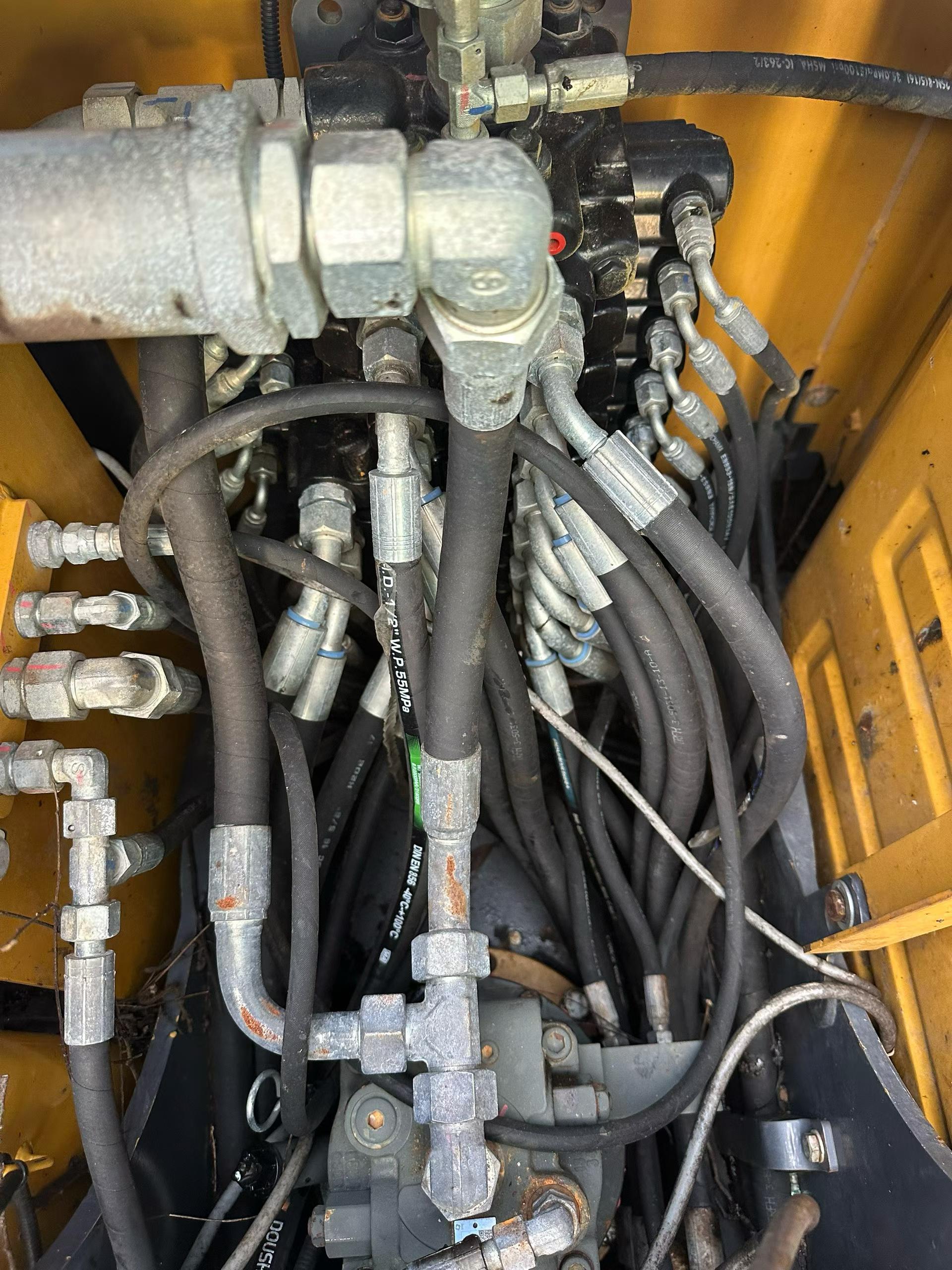 Compre Excavadora XCMG XE75C Usada / 6