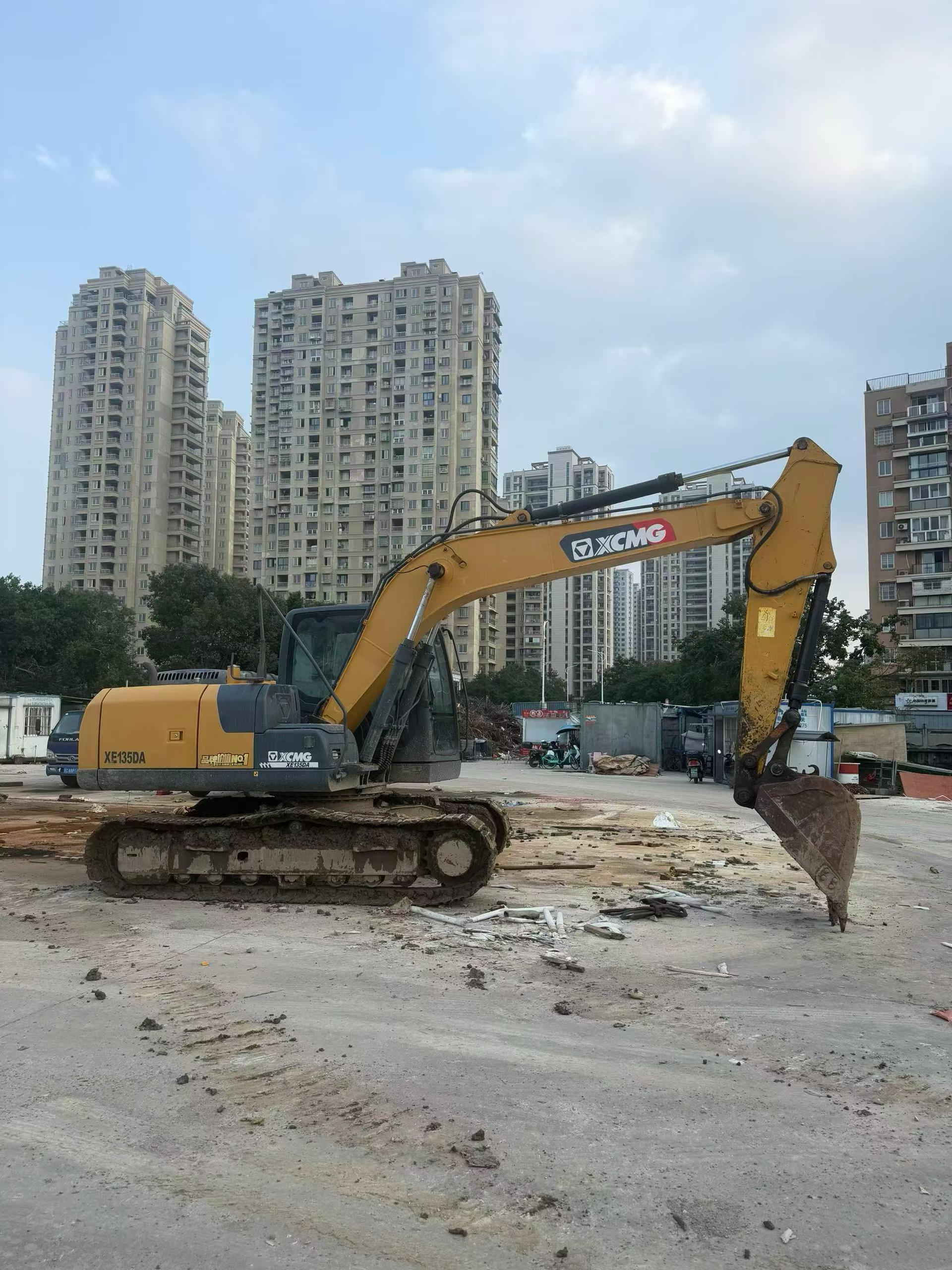 Buy XCMG XE135B Used Excavator / 2