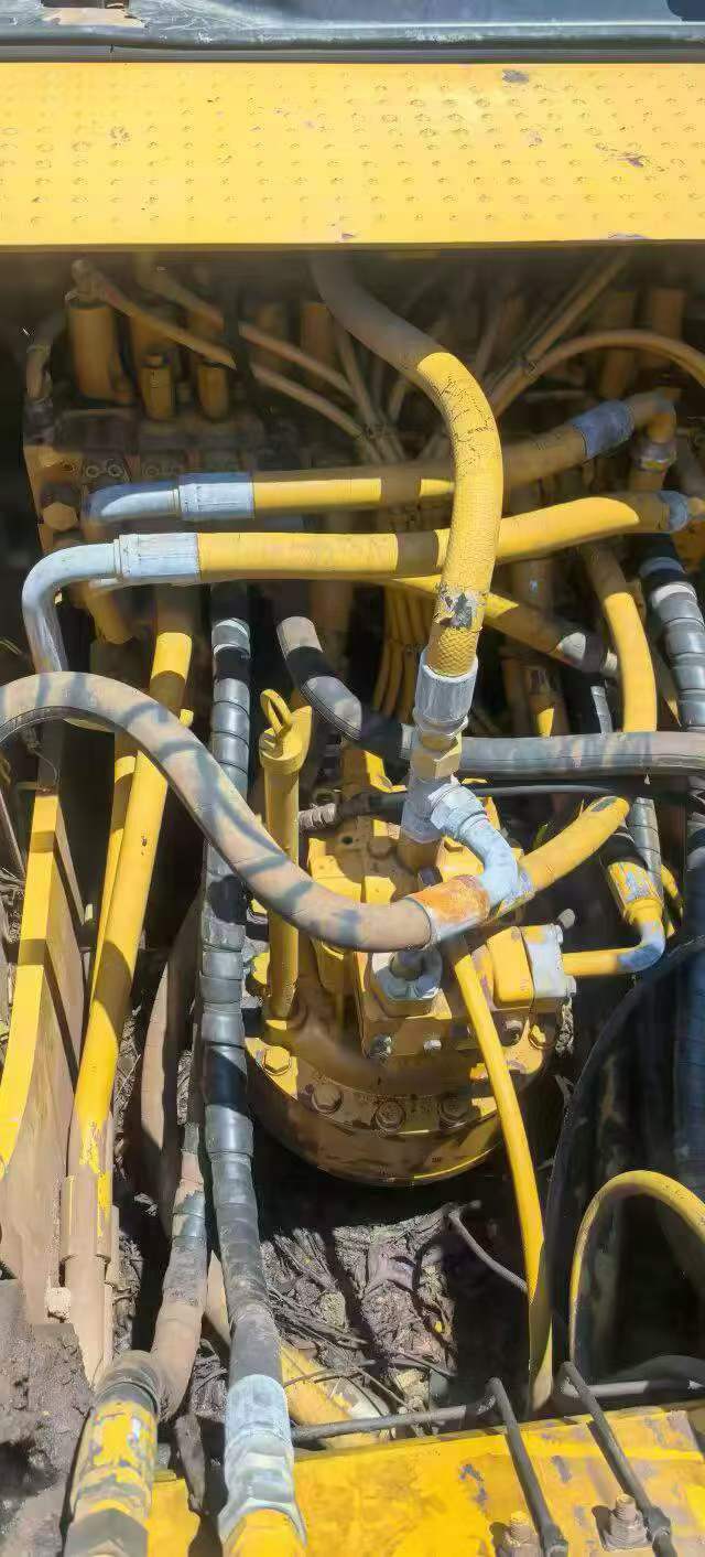 شراء حفارة Caterpillar 320A مستعملة / 2