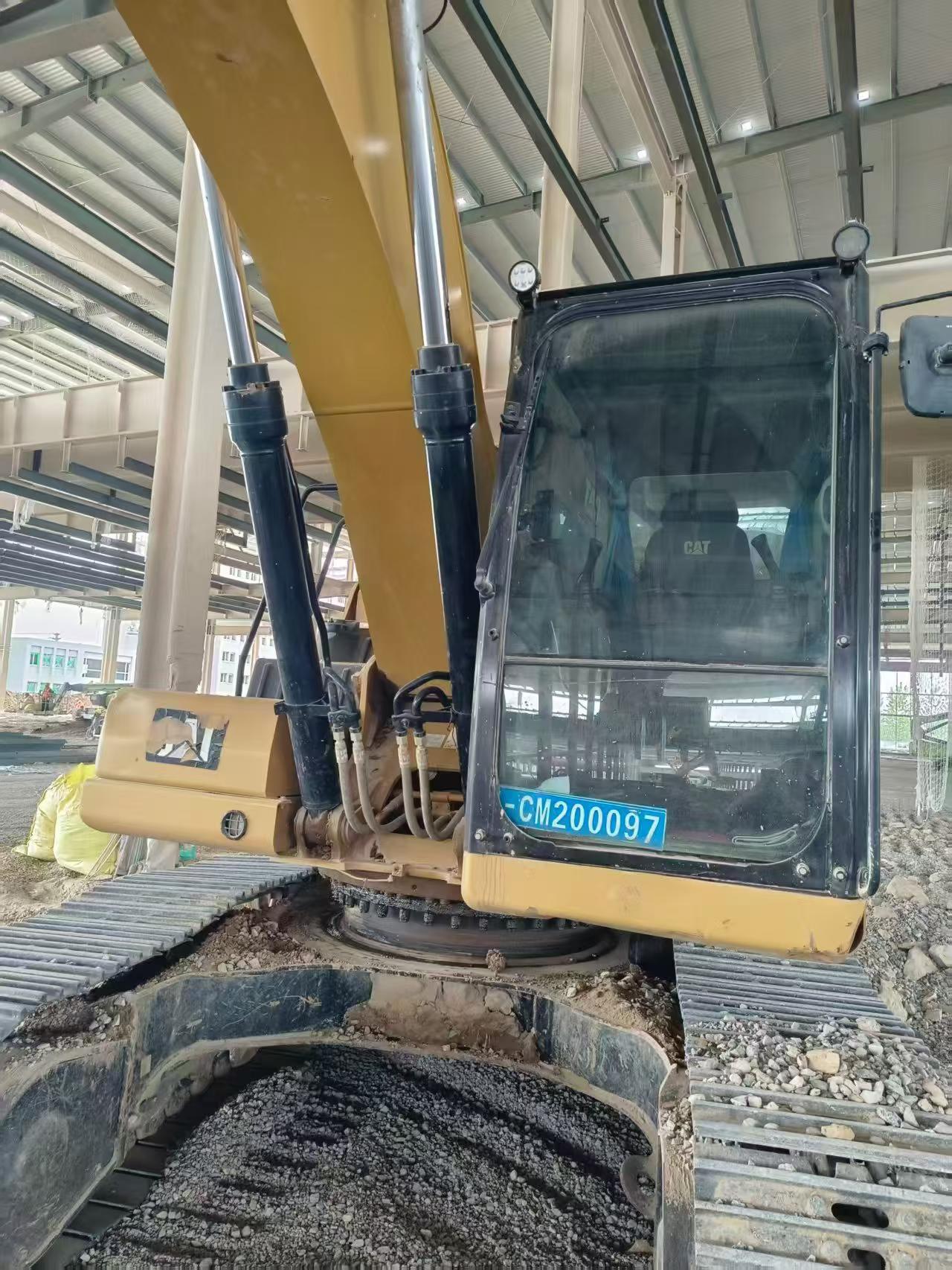 شراء حفارة Caterpillar 320A مستعملة / 4
