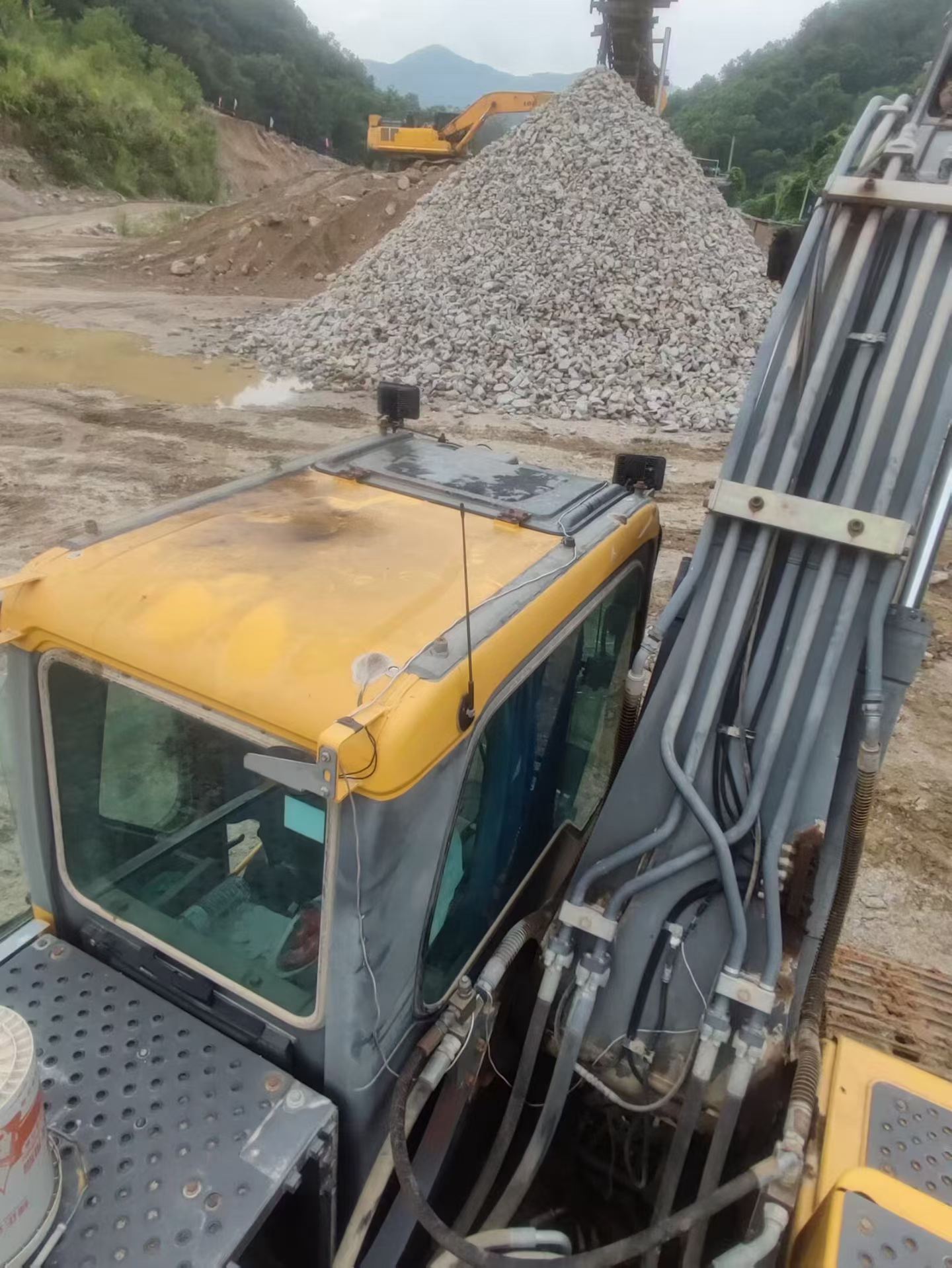 Купить Подержанный Экскаватор Volvo EC200 / 5