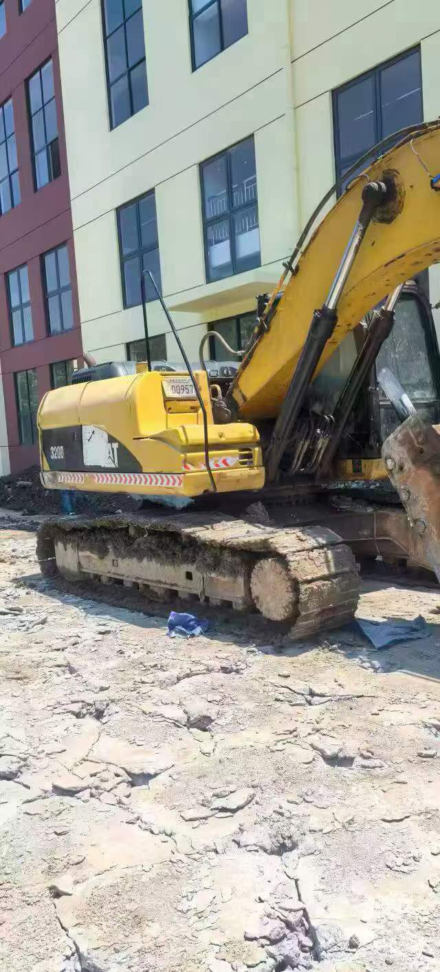شراء حفارة Caterpillar 320A مستعملة / 7
