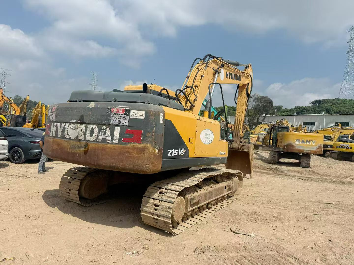 شراء حفارة Hyundai R215-7 مستعملة / 2