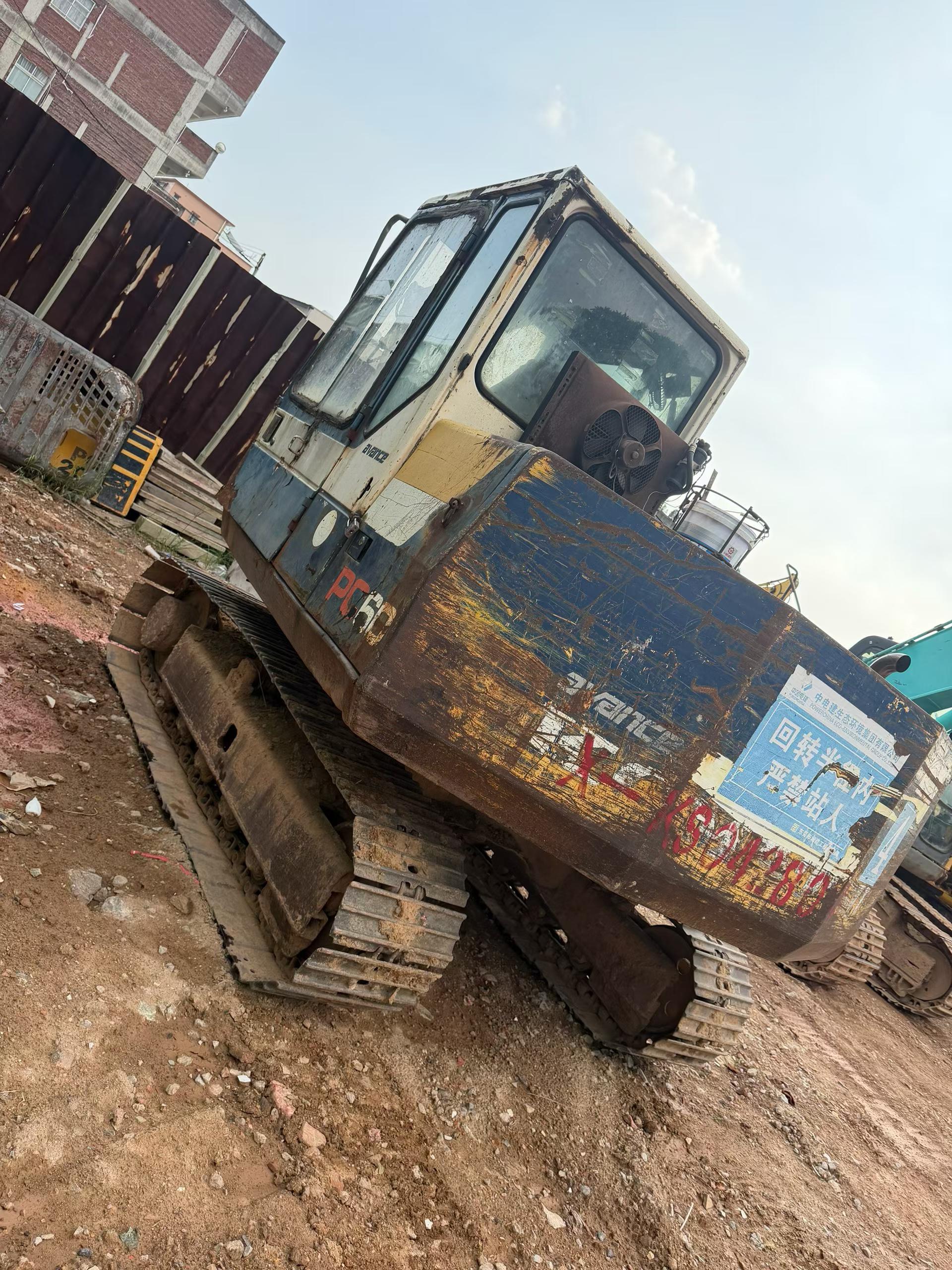 Compre Excavadora Komatsu PC60-6 Usada / 3