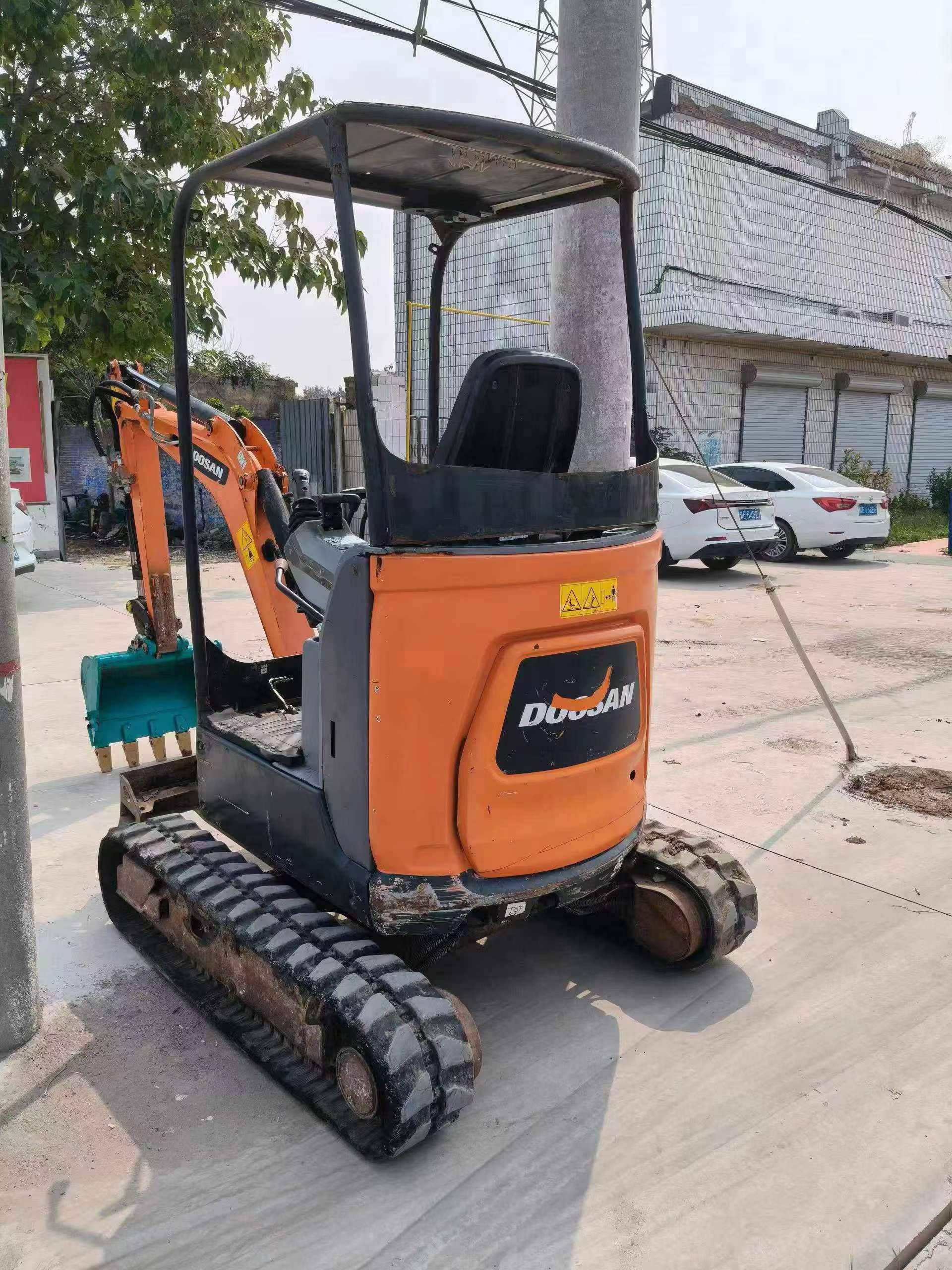 شراء حفارة Doosan DX17z مستعملة / 2
