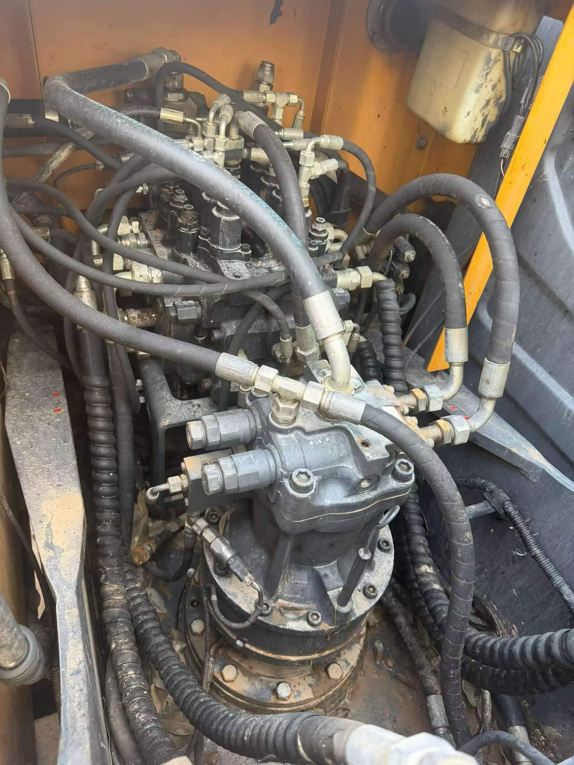 شراء حفارة XCMG XE135B مستعملة / 4