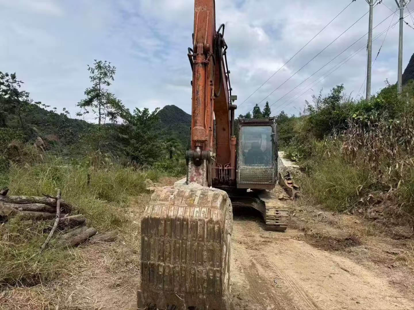 Compre Excavadora Hitachi ZX130-6A Usada / 3