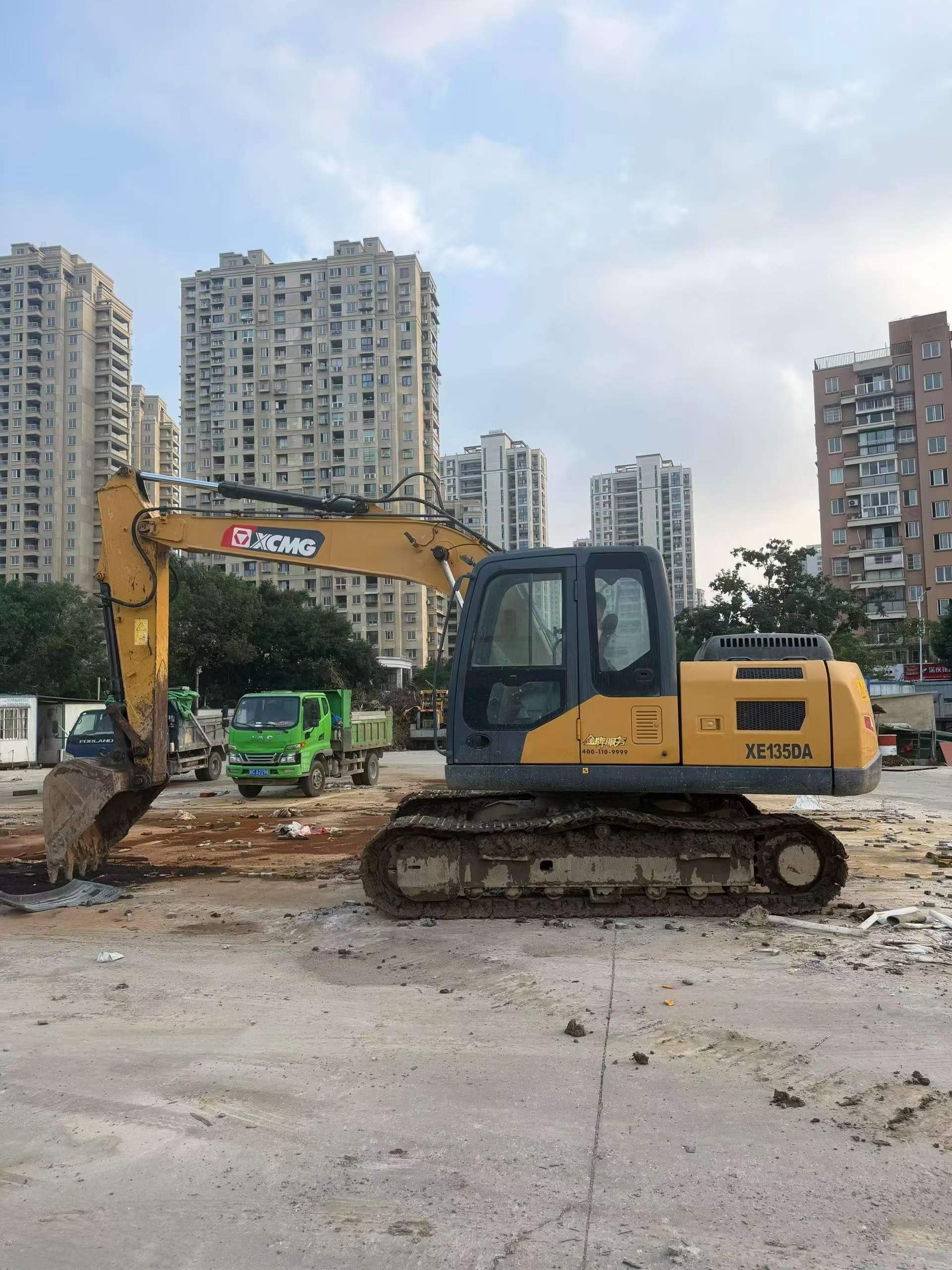 شراء حفارة XCMG XE135B مستعملة / 2