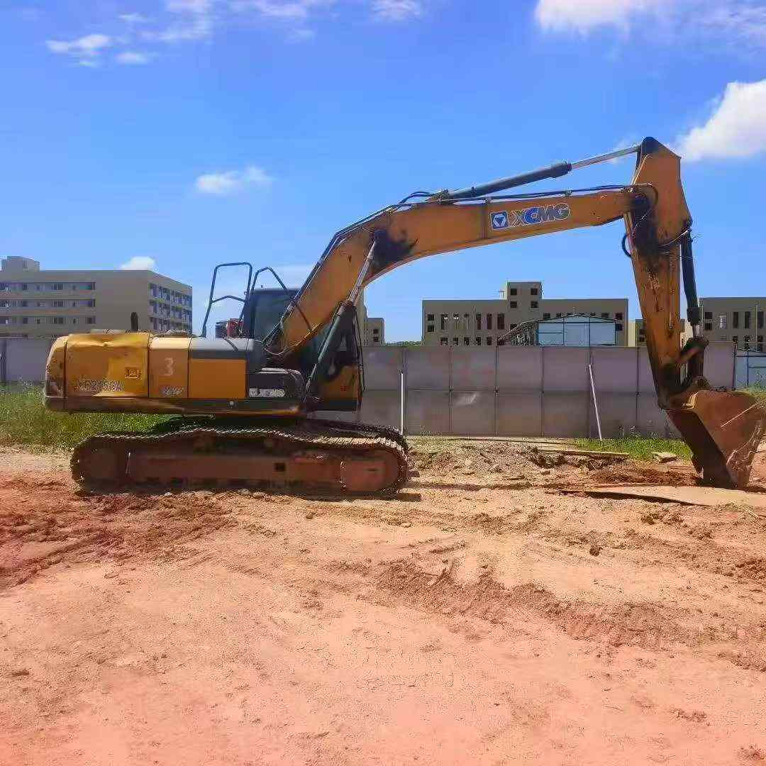 Compre Excavadora XCMG XE215CA Usada / 3