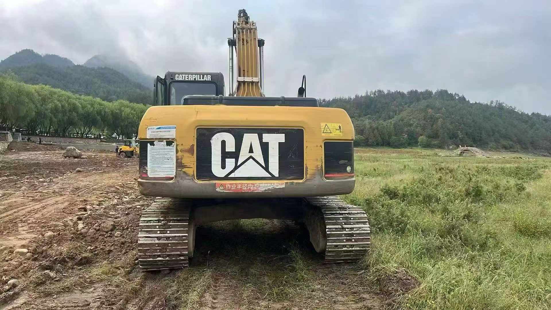 شراء Caterpillar 320D مستعمل حفارة