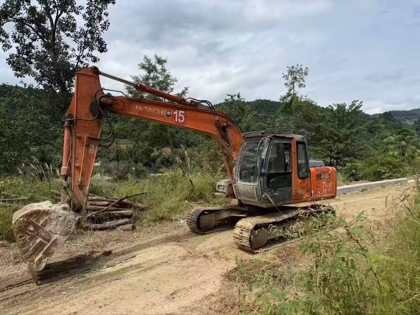 Compre Excavadora Hitachi ZX130-6A Usada / 2