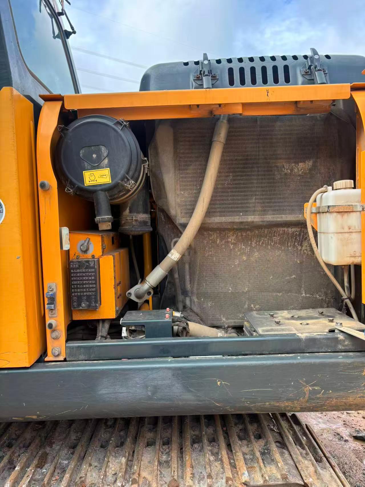 Compre Excavadora Hyundai HX135 Usada / 2