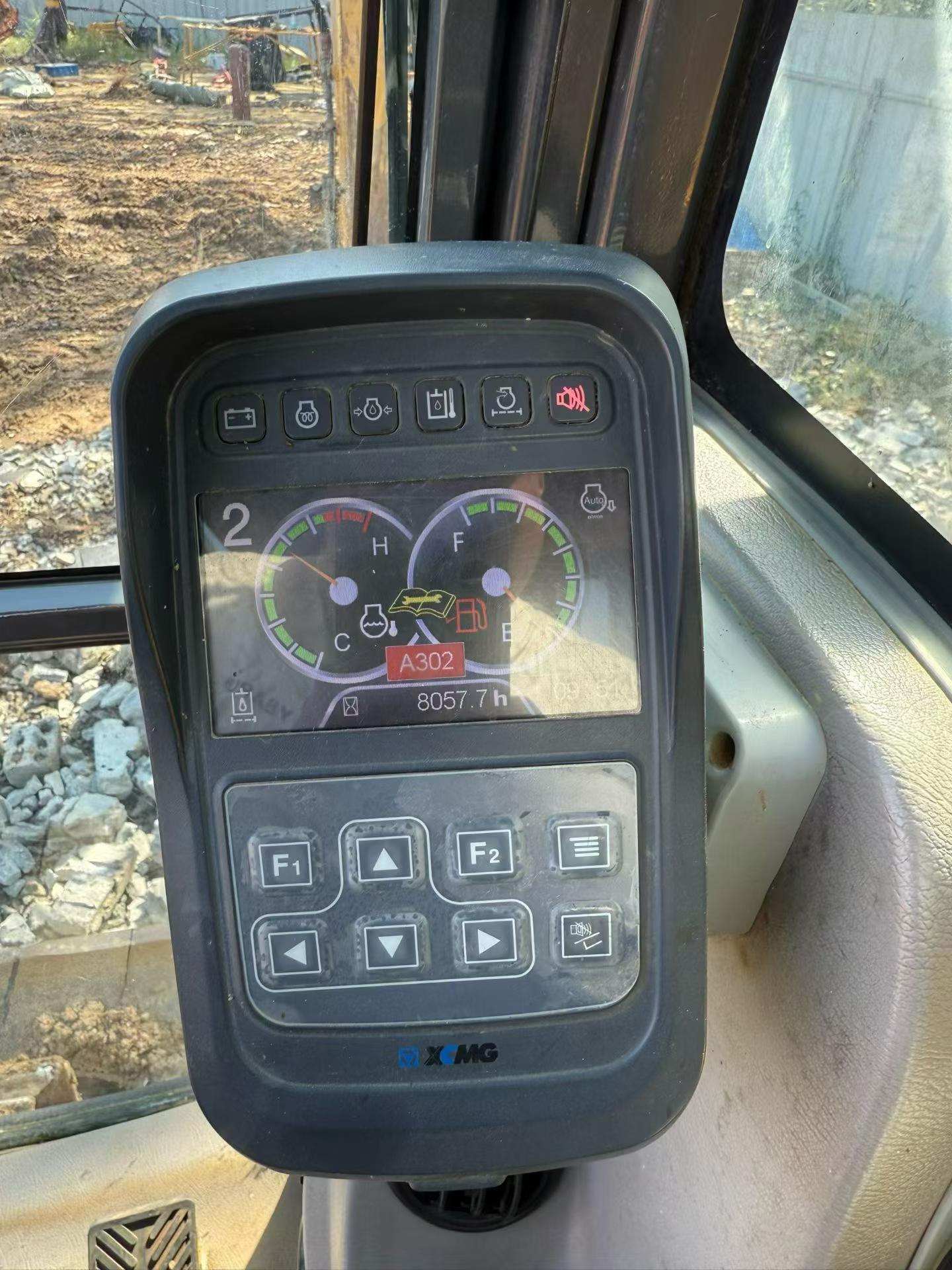 Compre Excavadora XCMG XE75C Usada / 7