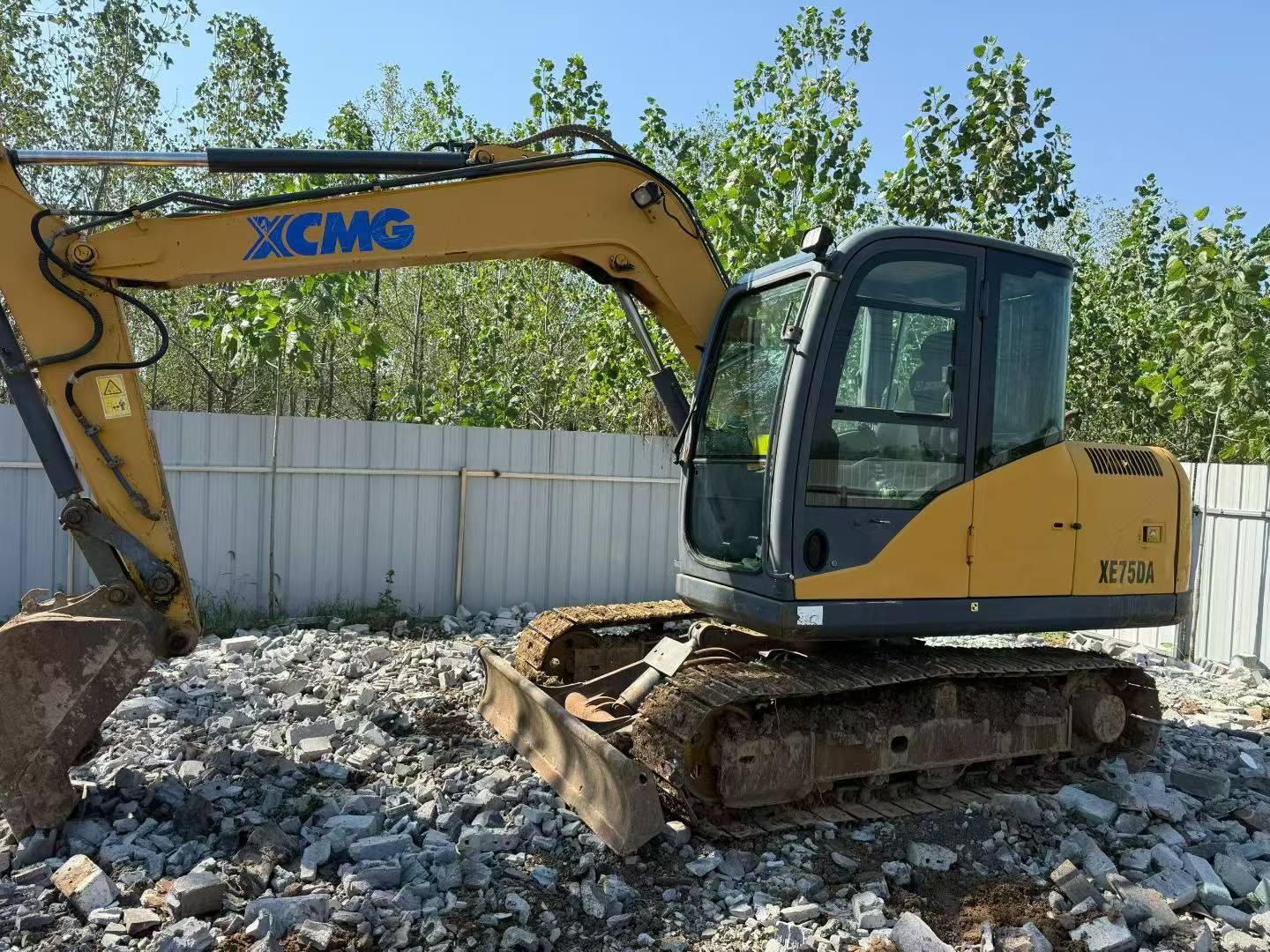 Compre Excavadora XCMG XE75C Usada / 3