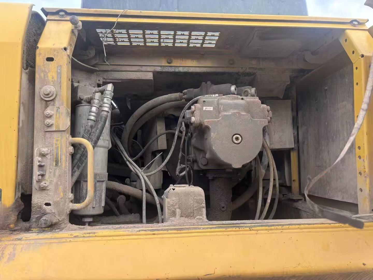 Compre Escavadeira Komatsu PC460LC-8 Usada / 8