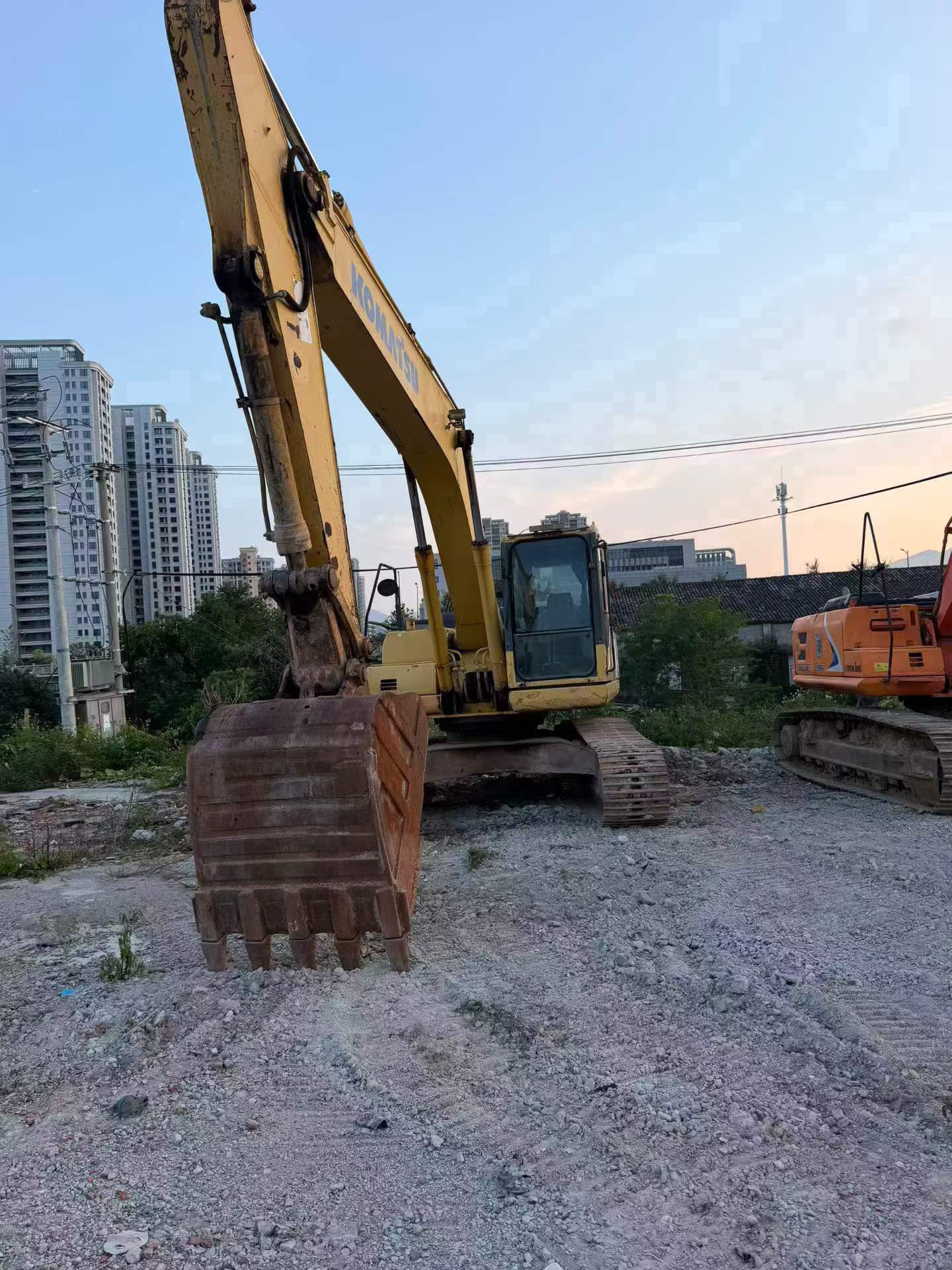 Купить Подержанный Экскаватор Komatsu PC220-8 / 9