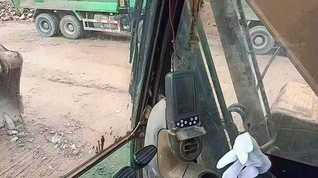 شراء حفارة Caterpillar 323 مستعملة / 3