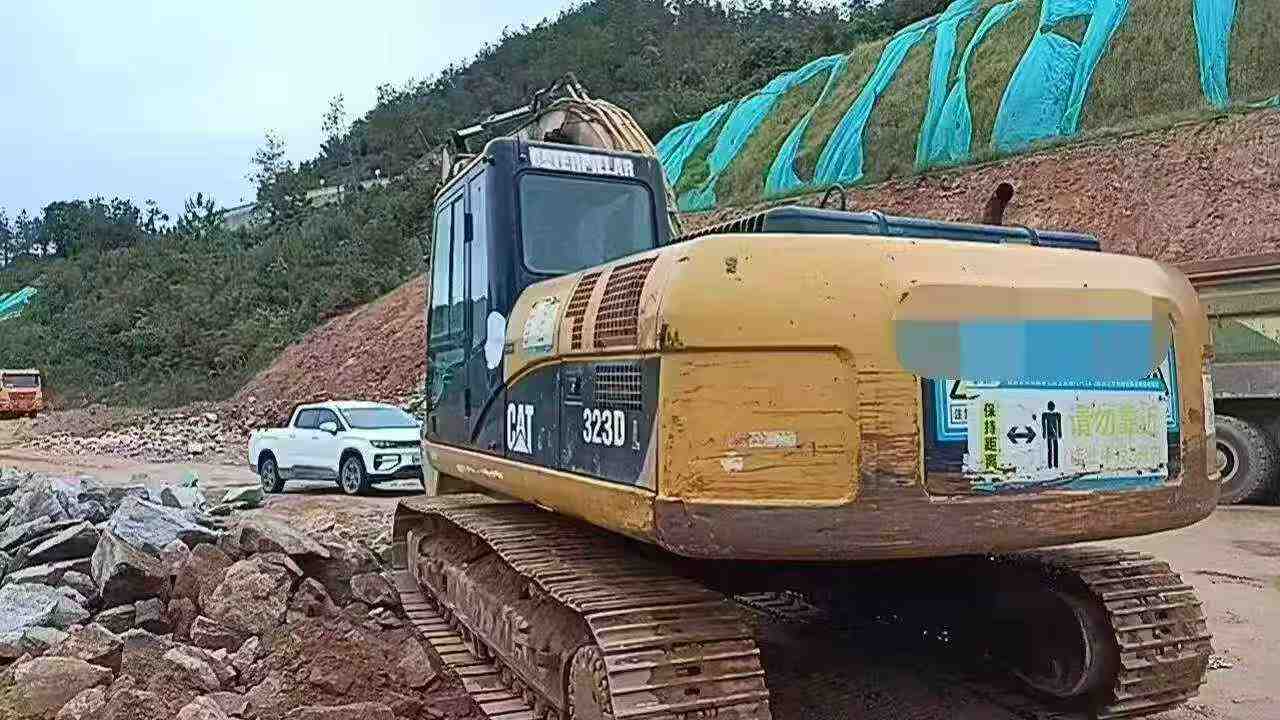 شراء حفارة Caterpillar 323 مستعملة / 4